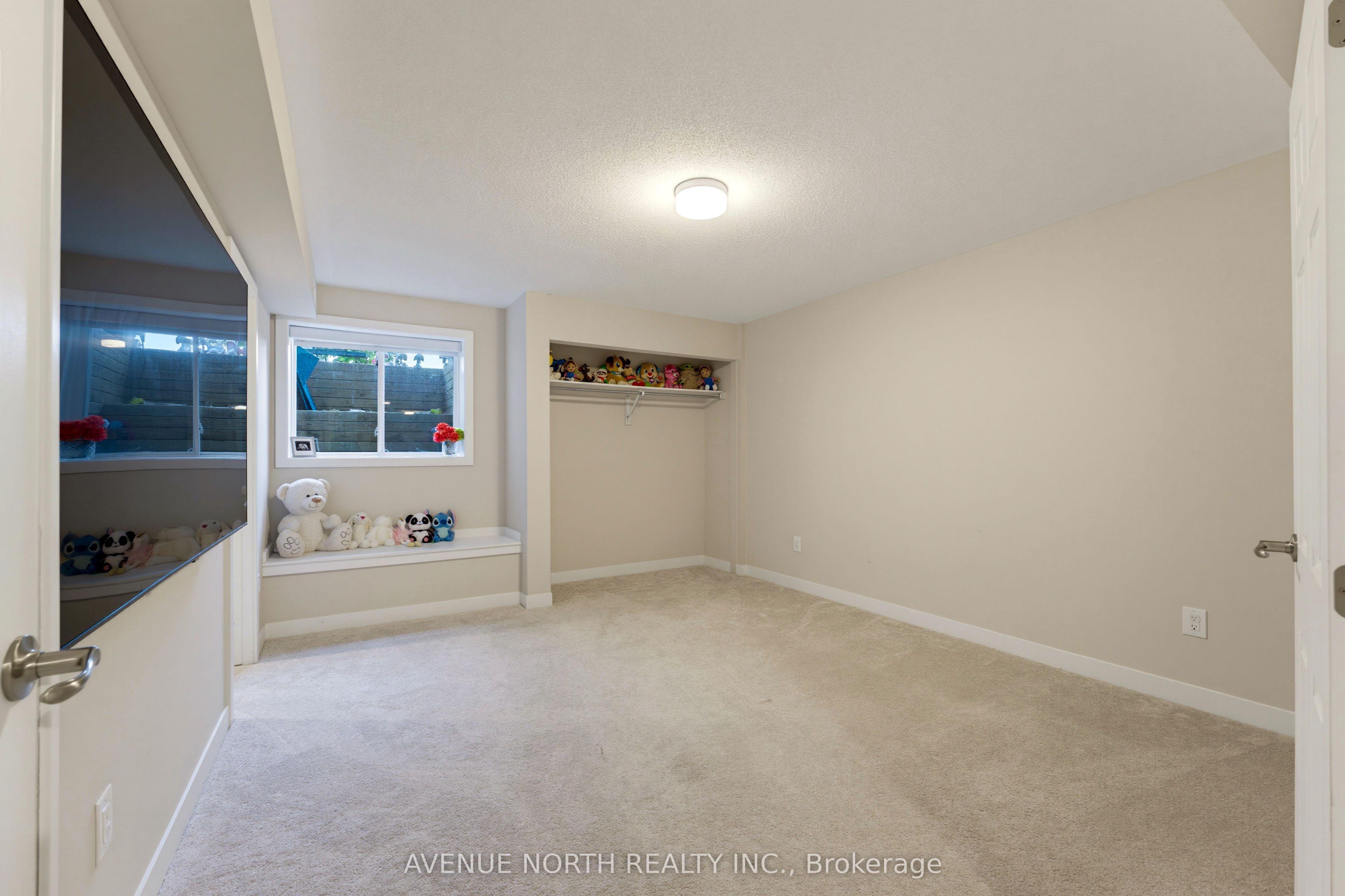 606 Parnian Private Property Photo 33