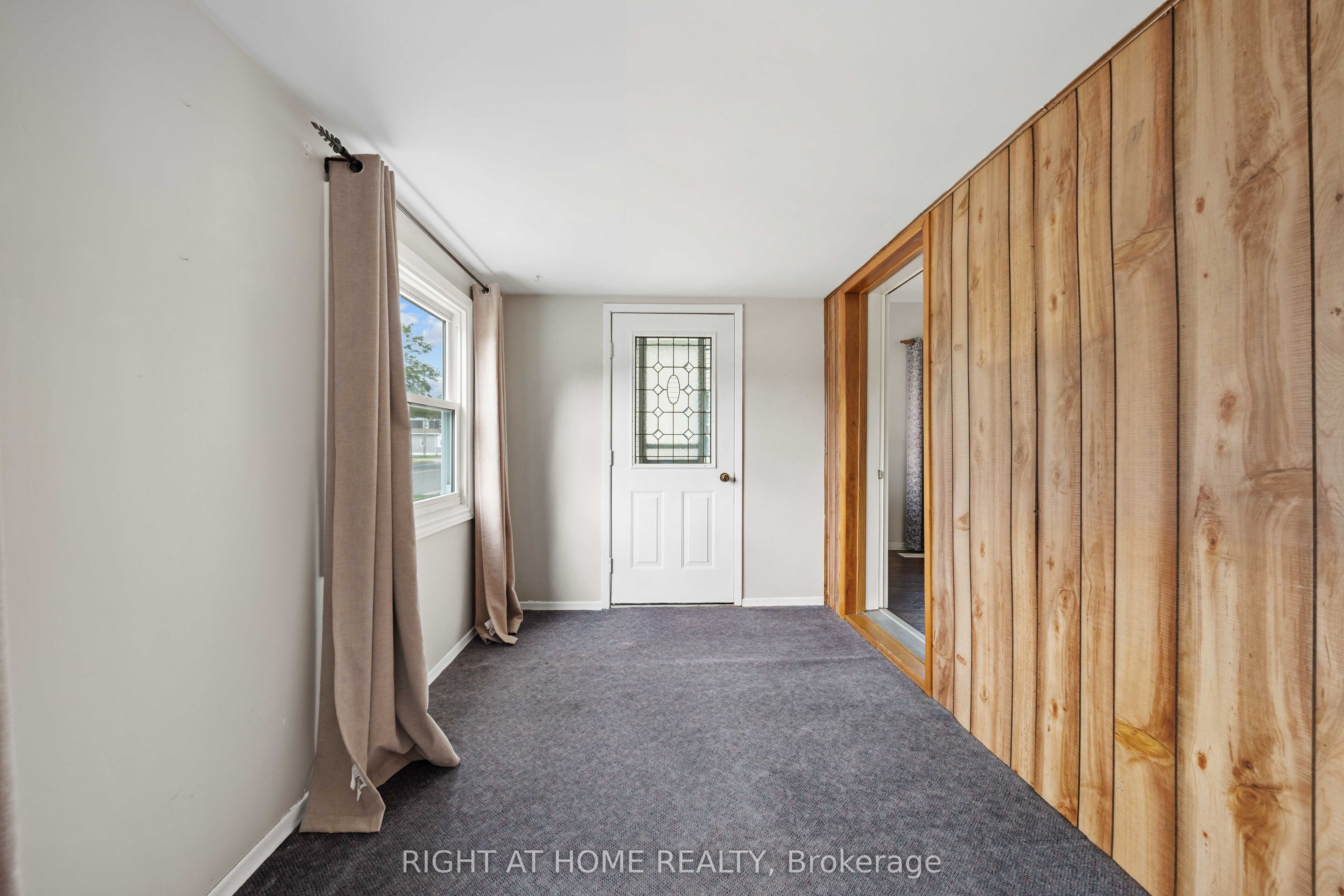 335 Talbot Street E Property Photo 5