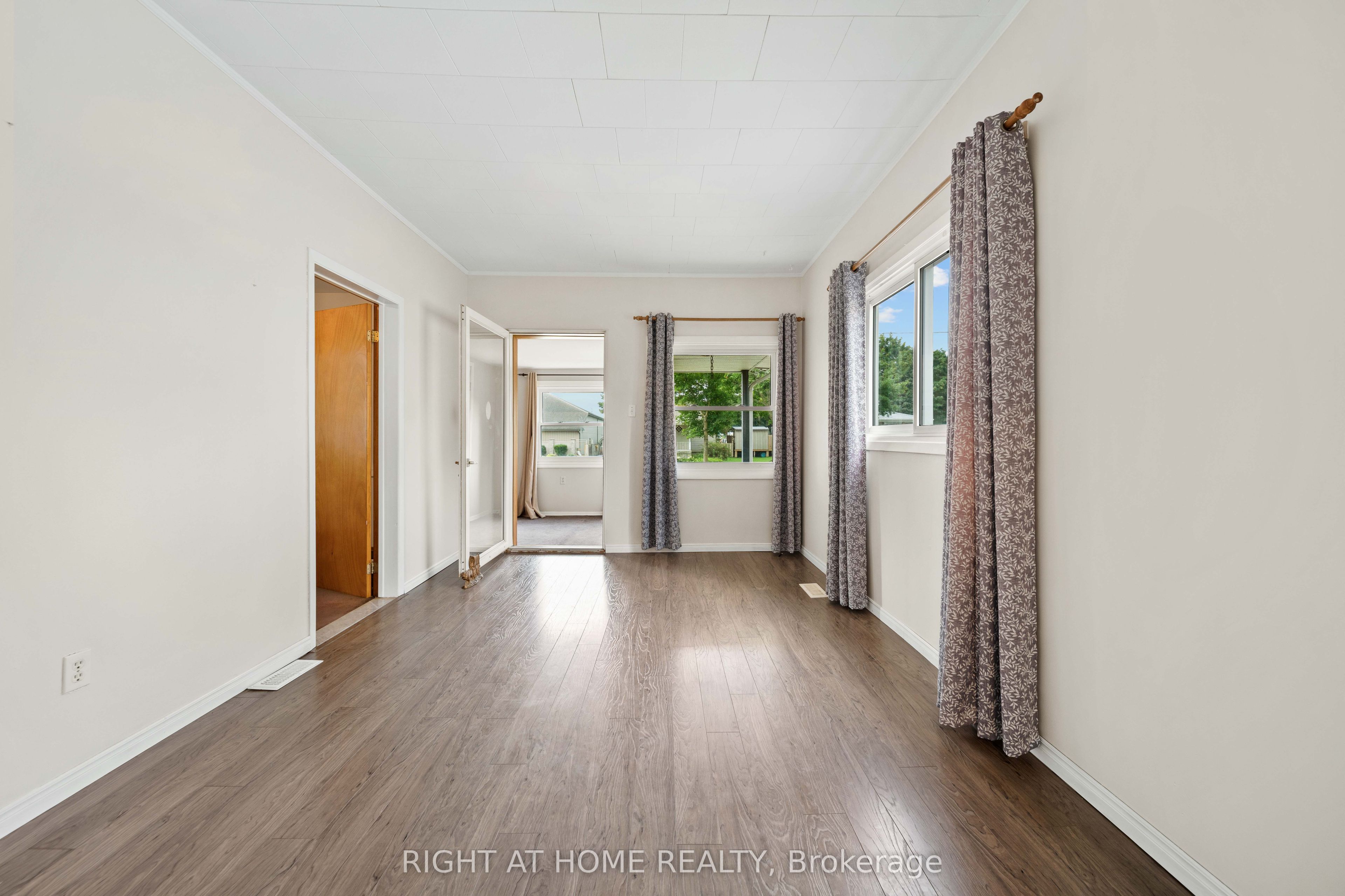 335 Talbot Street E Property Photo 9