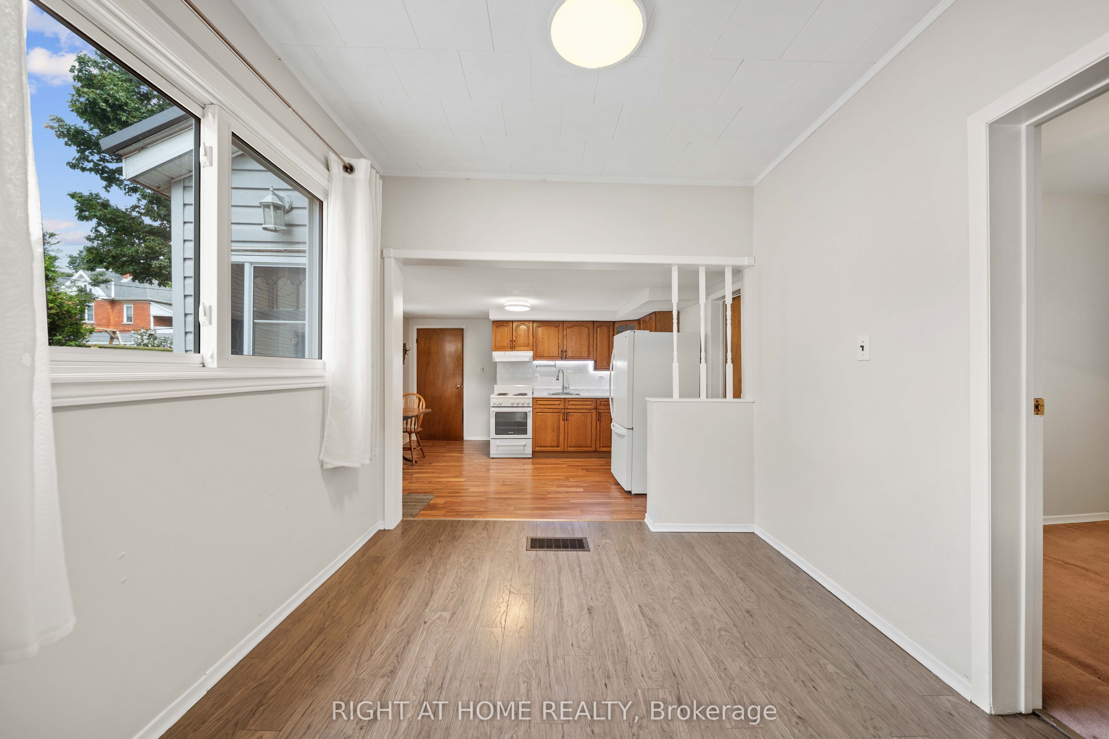 335 Talbot Street E Property Photo 12
