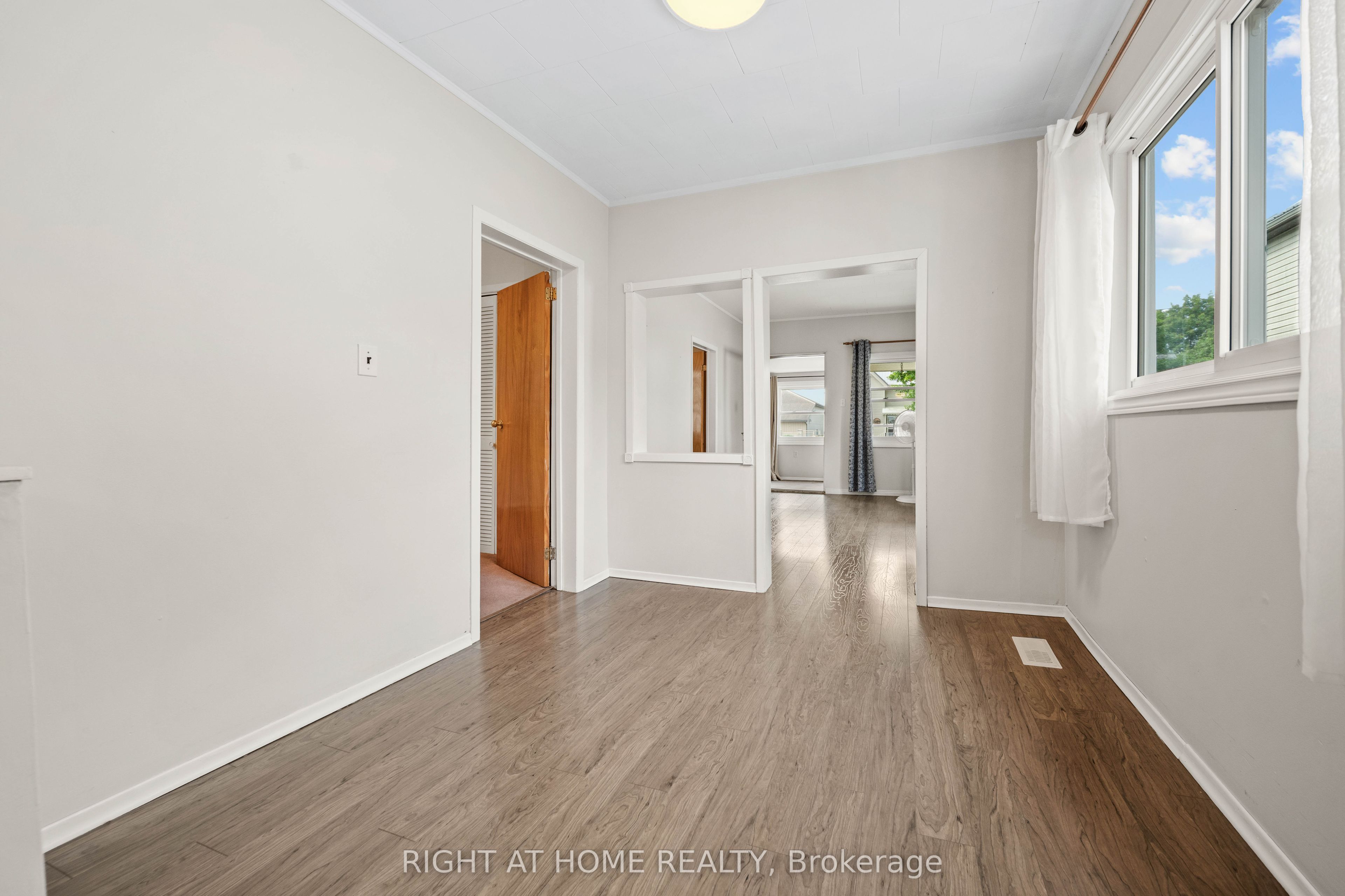 335 Talbot Street E Property Photo 13