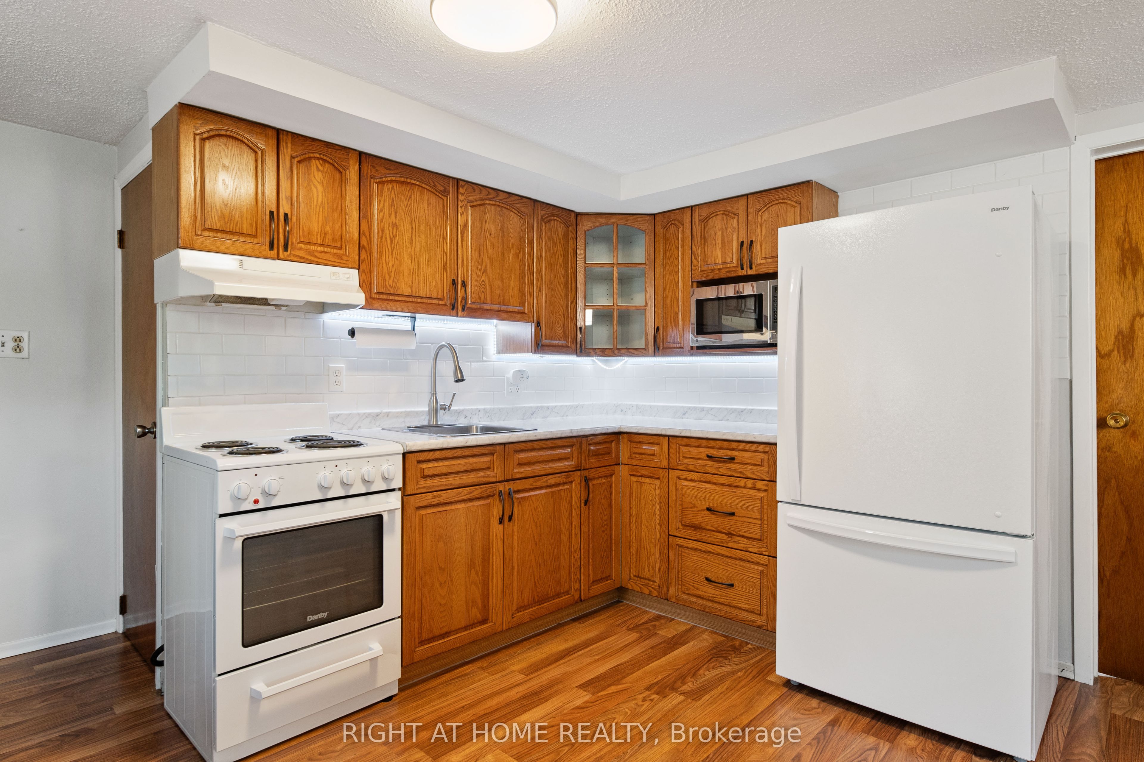 335 Talbot Street E Property Photo 15