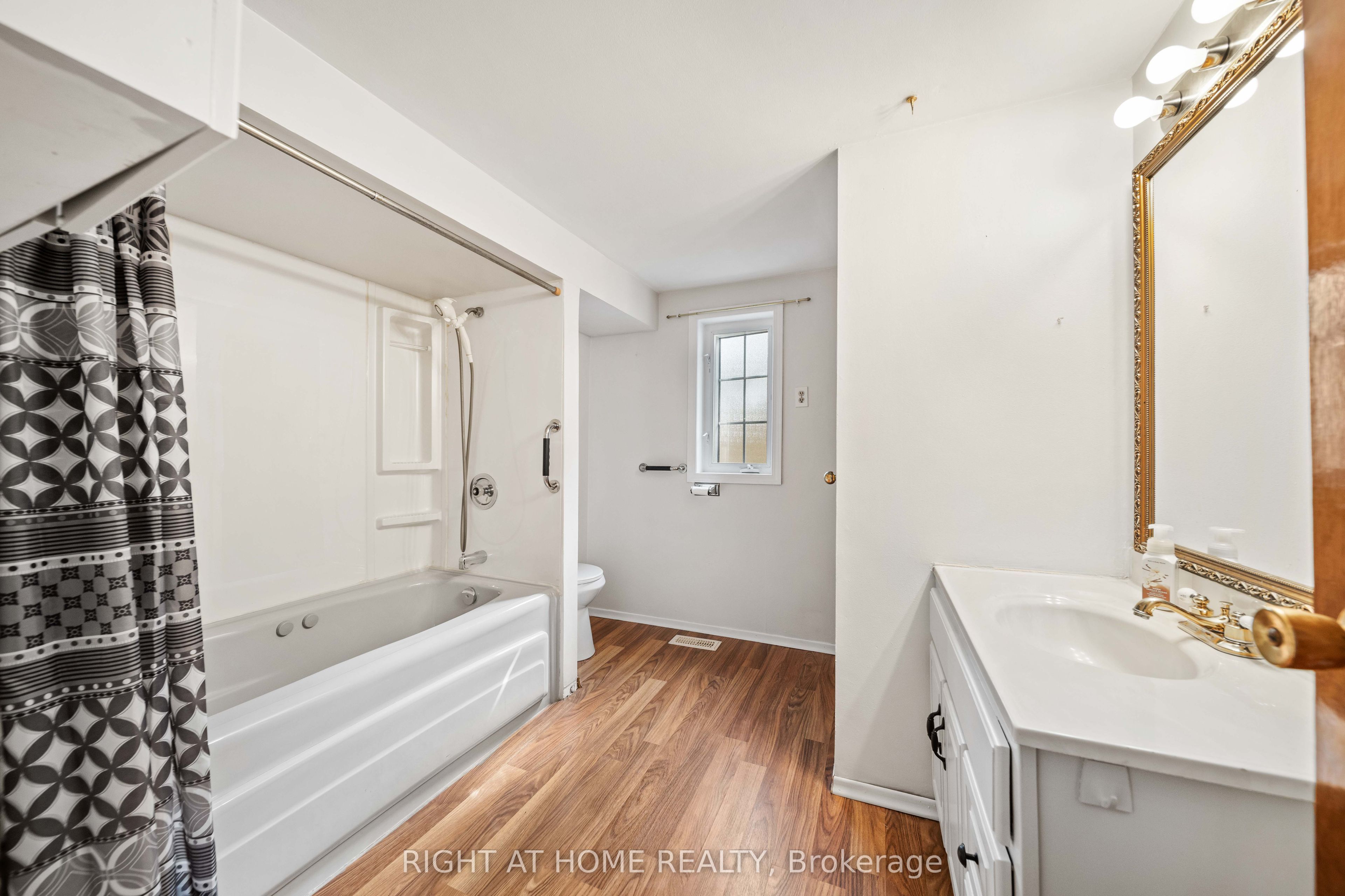 335 Talbot Street E Property Photo 25