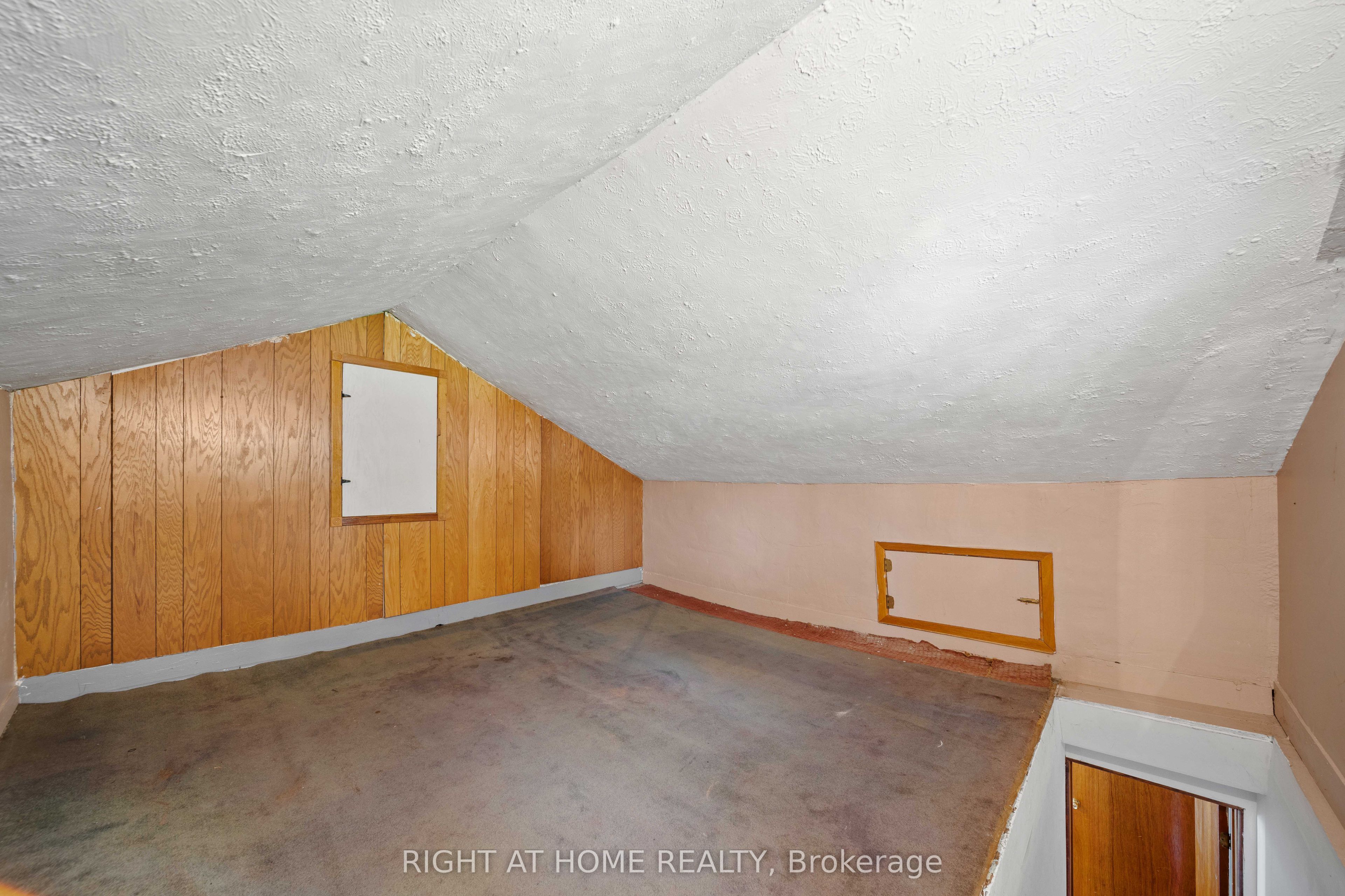 335 Talbot Street E Property Photo 28