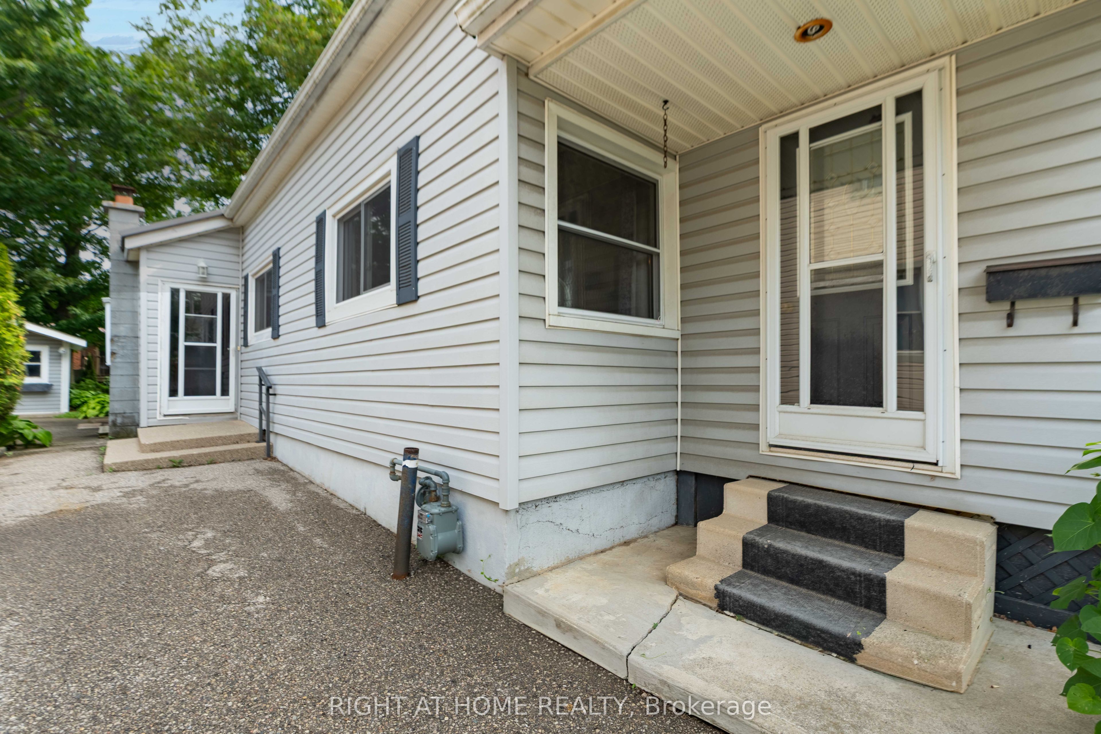 335 Talbot Street E Property Photo 31