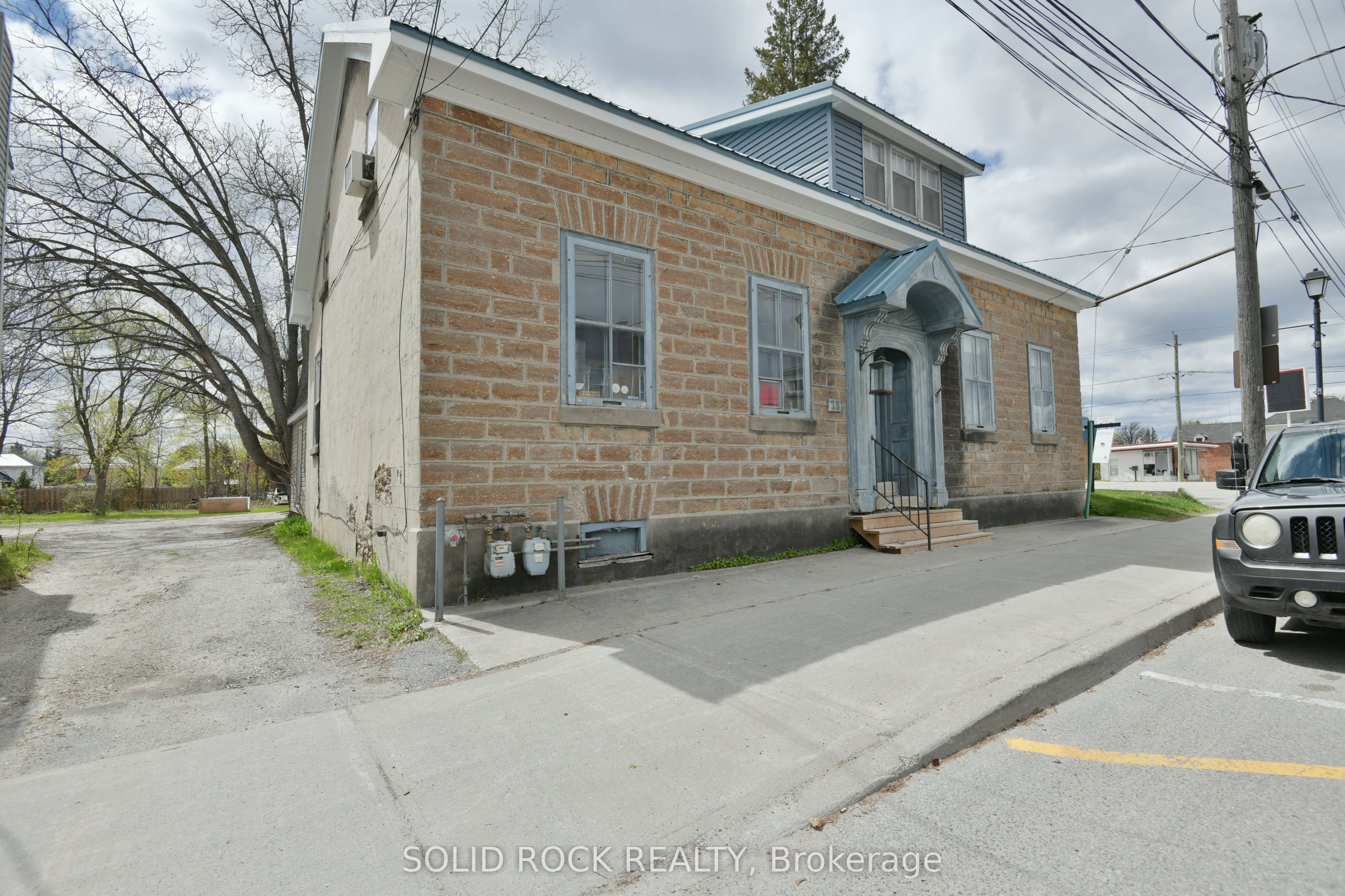 28 Wilson Street W Property Photo 1