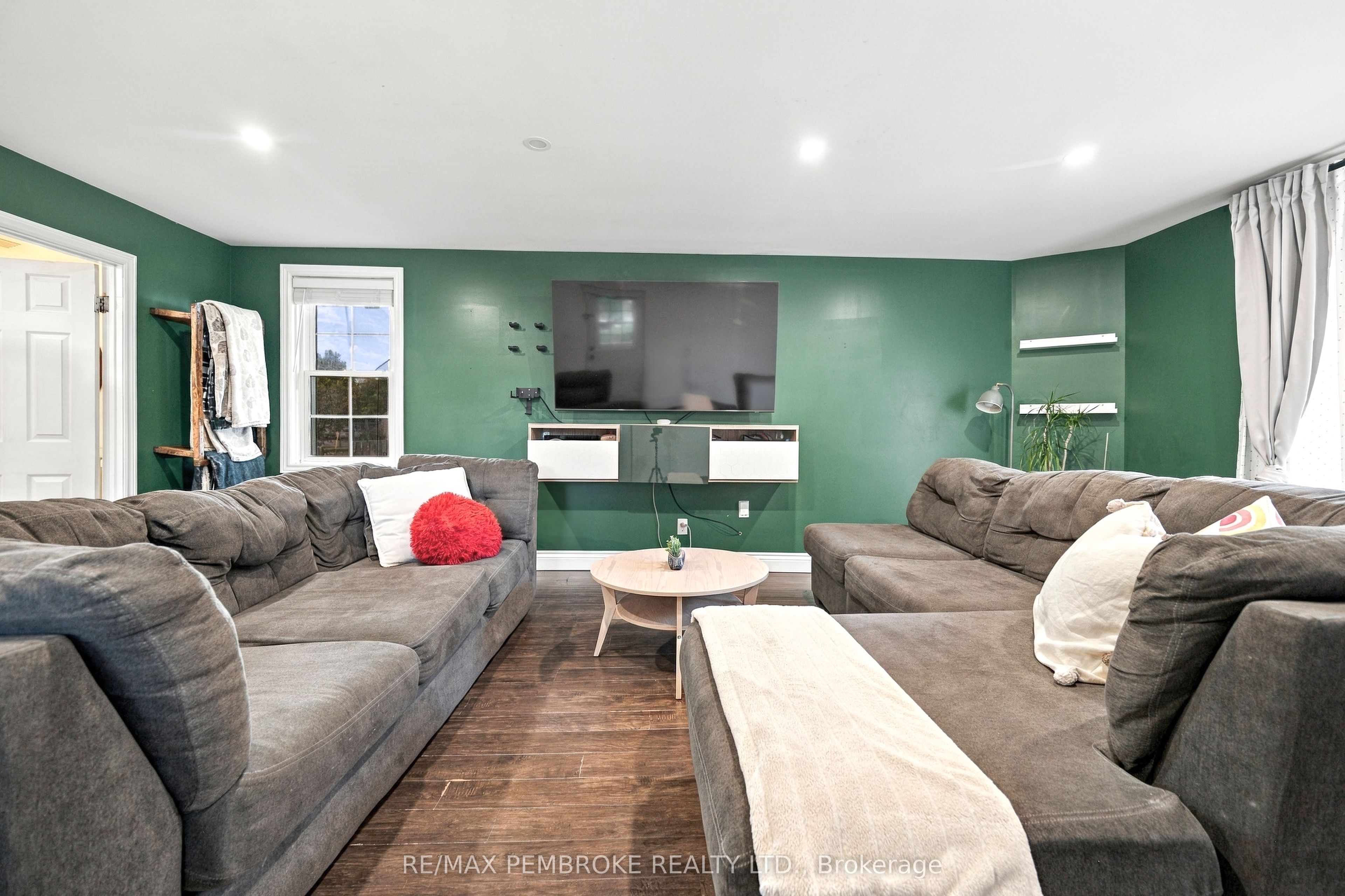 296 First Avenue N Property Photo 18