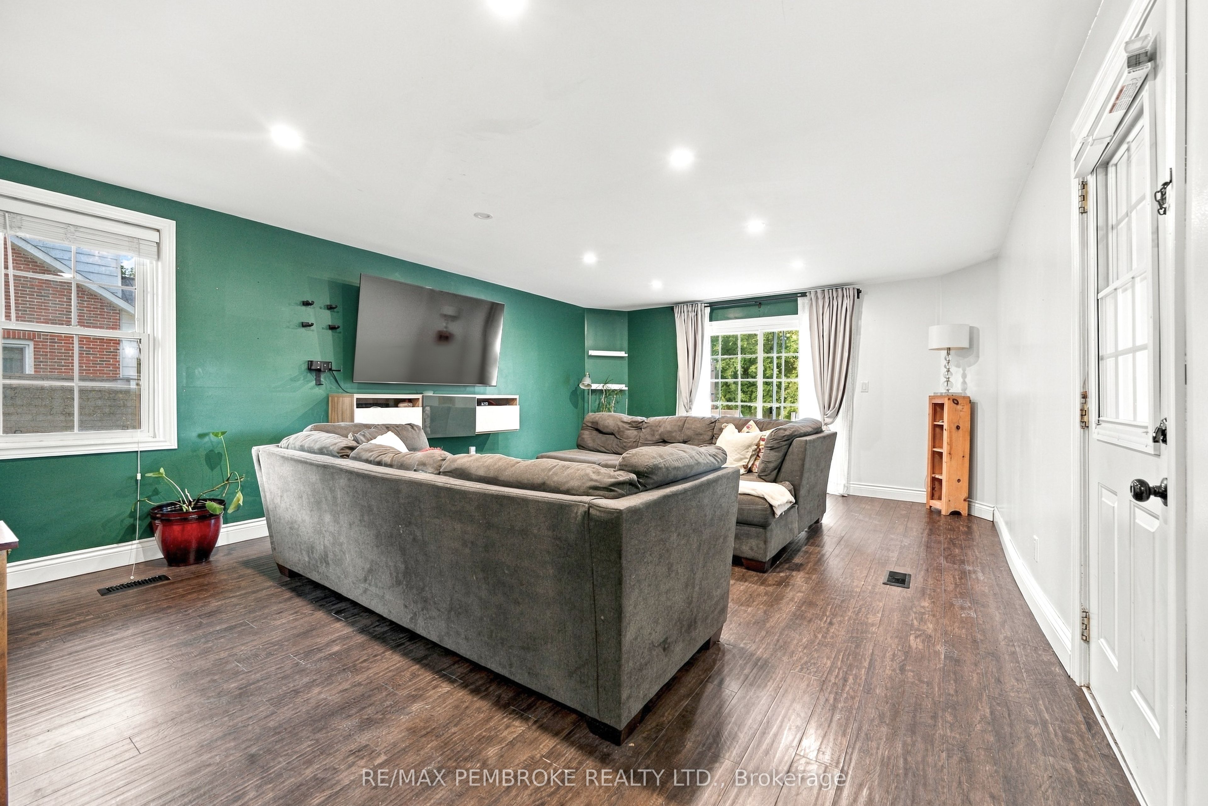 296 First Avenue N Property Photo 19