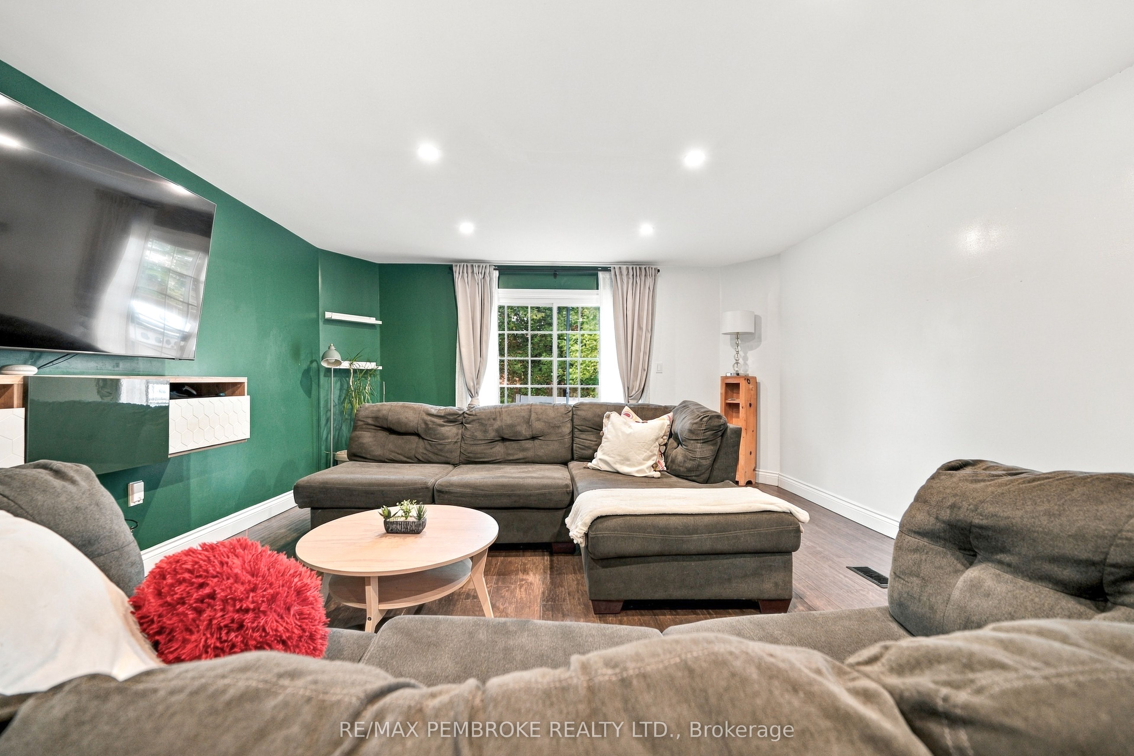 296 First Avenue N Property Photo 20