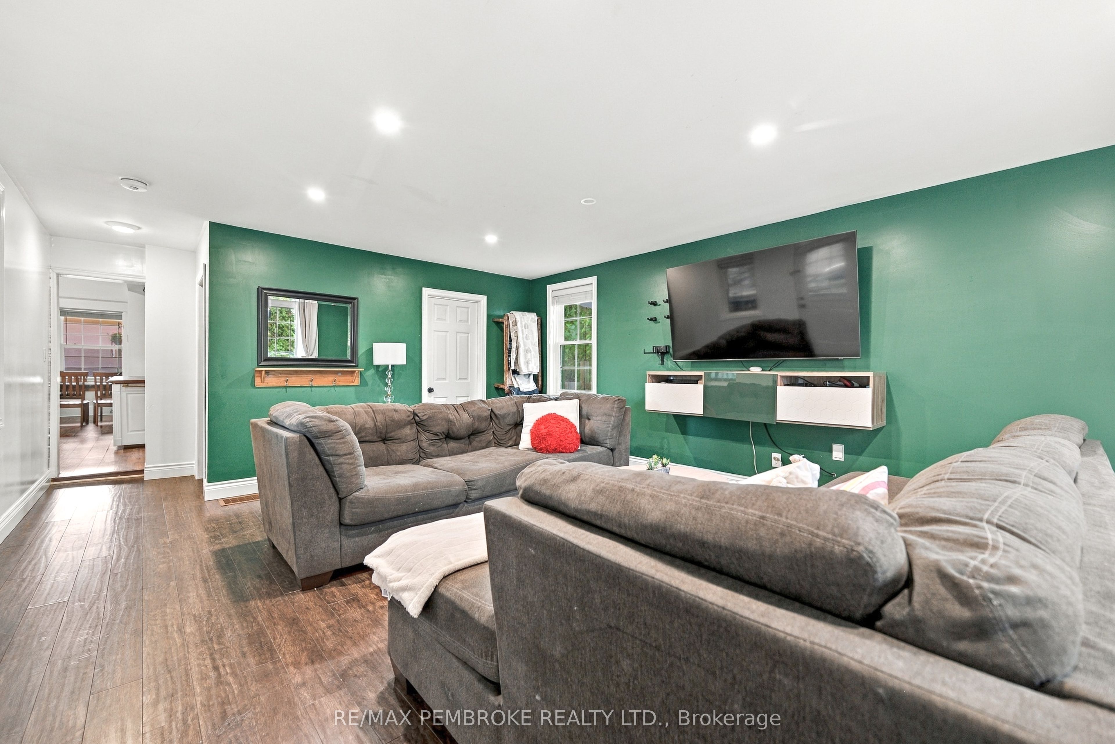 296 First Avenue N Property Photo 21