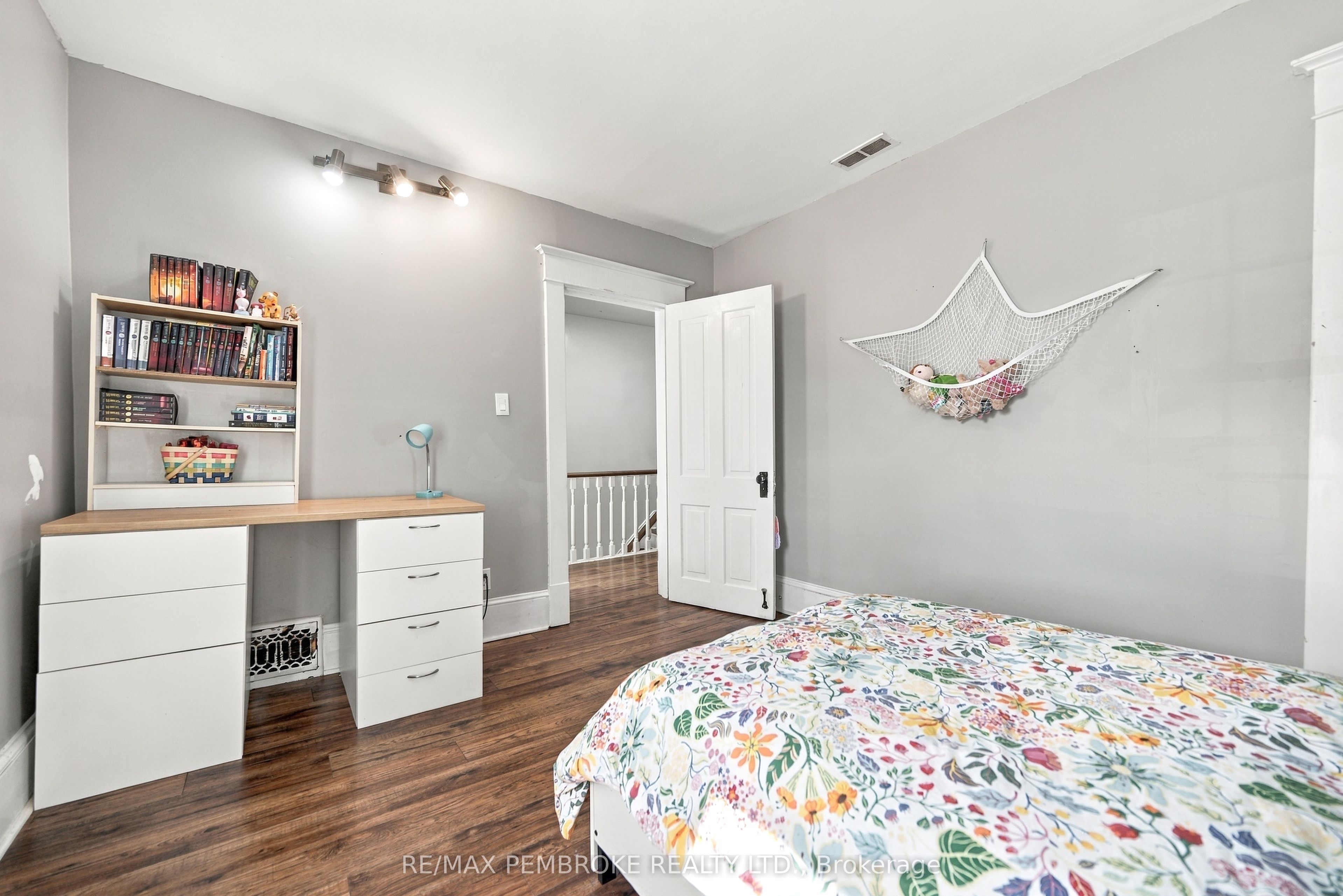 296 First Avenue N Property Photo 27