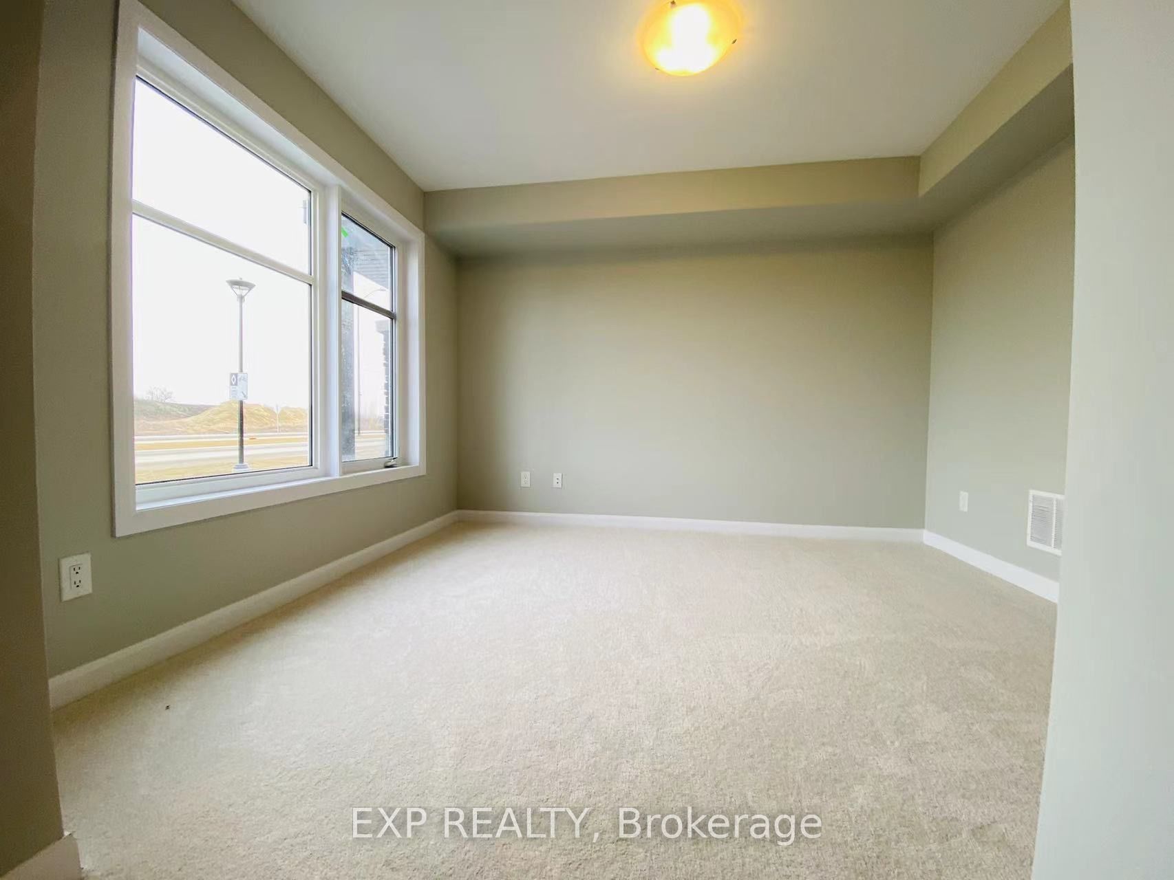 1075 Speedvale Court Property Photo 4