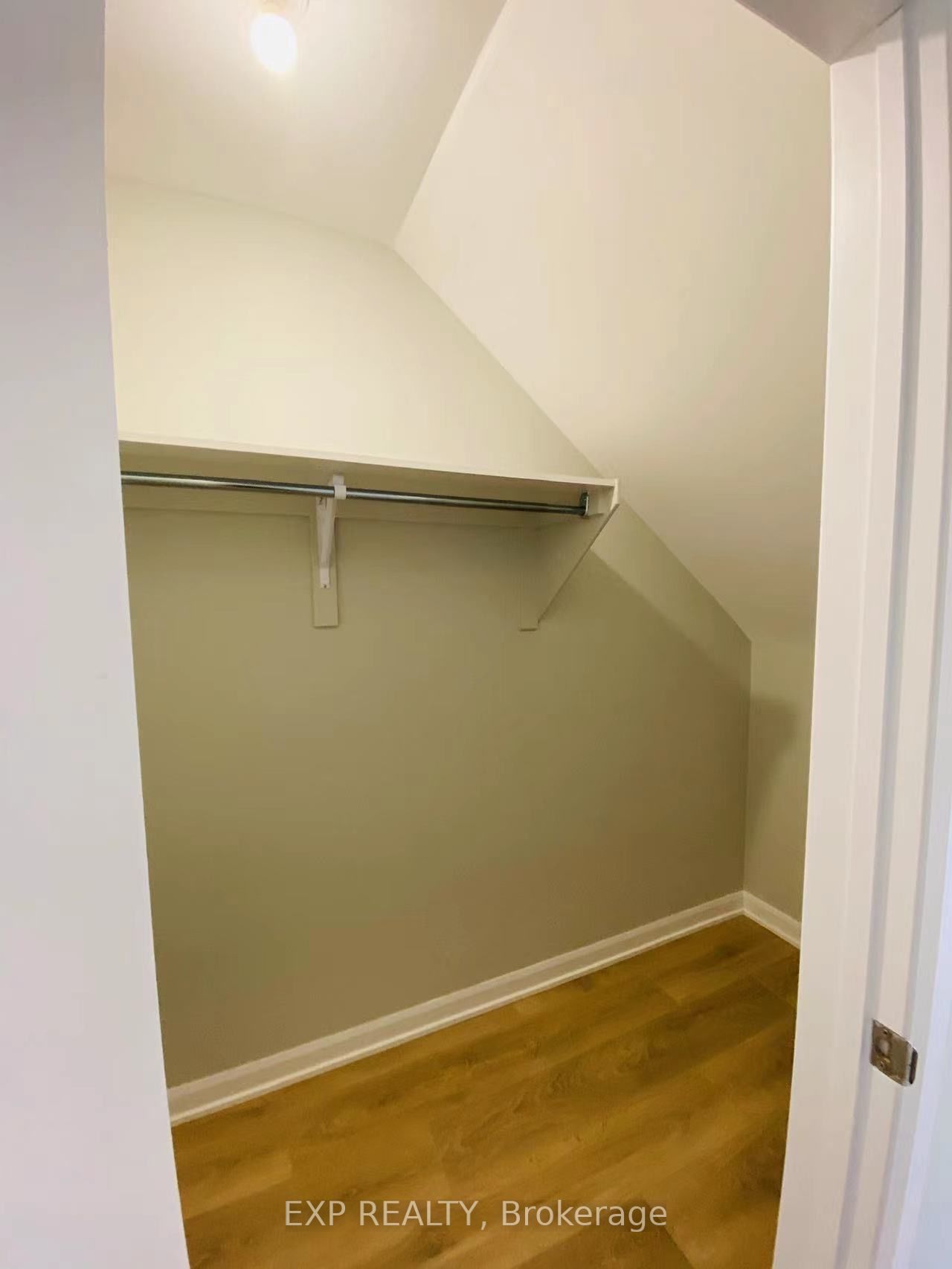 1075 Speedvale Court Property Photo 6