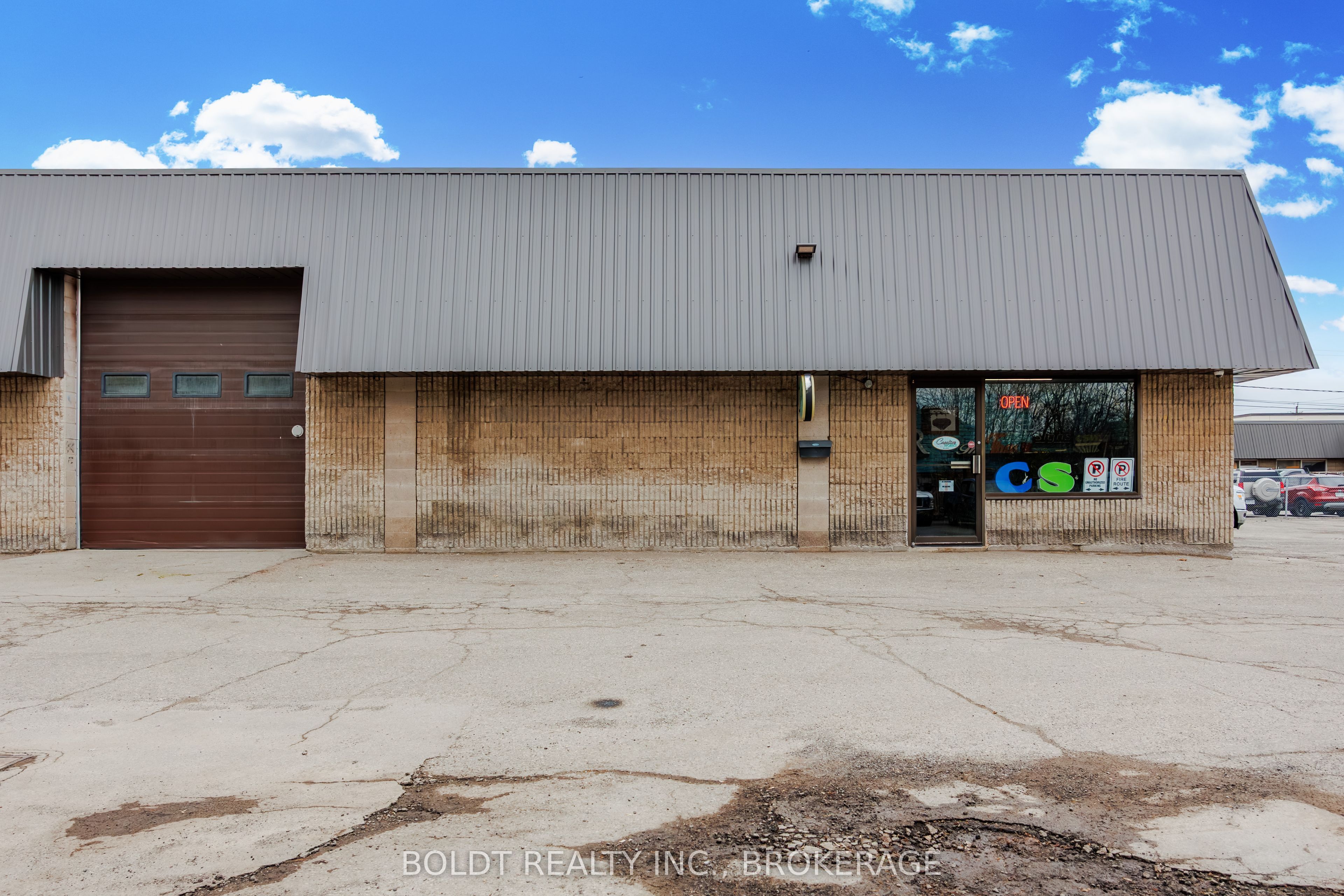52 Scott Street W 3 Property Photo 2