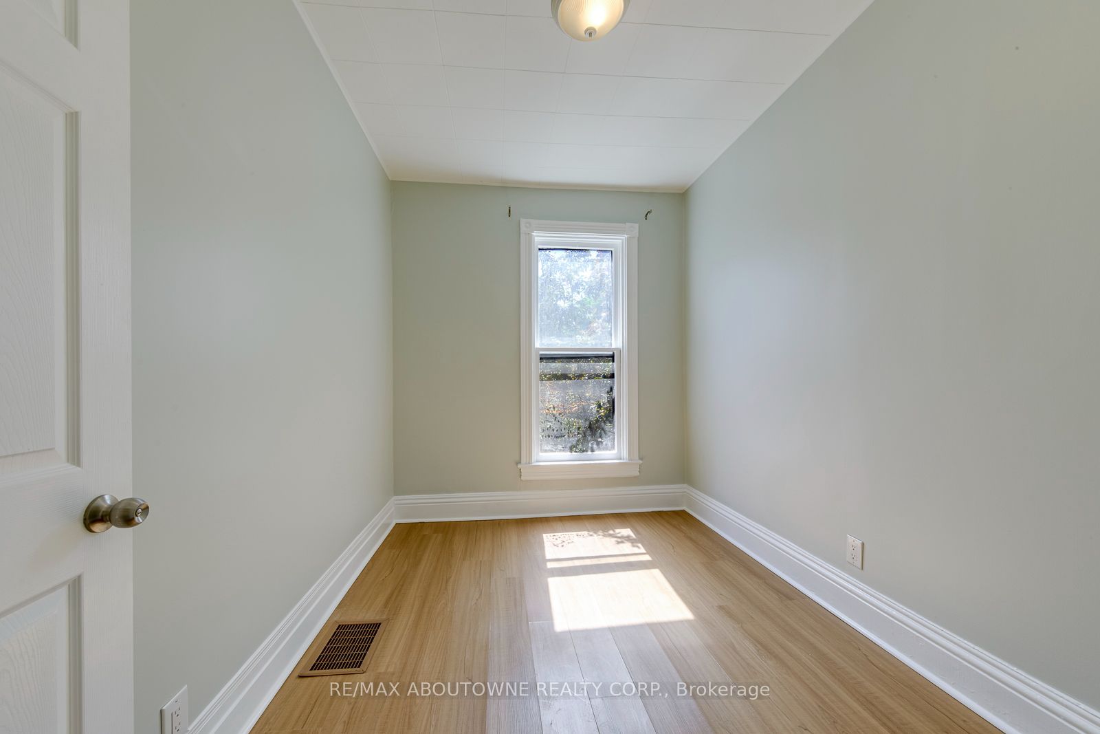 100 Grant Avenue Property Photo 26