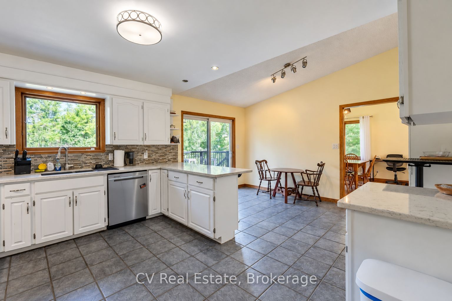 1045 Narrows Road Property Photo 10