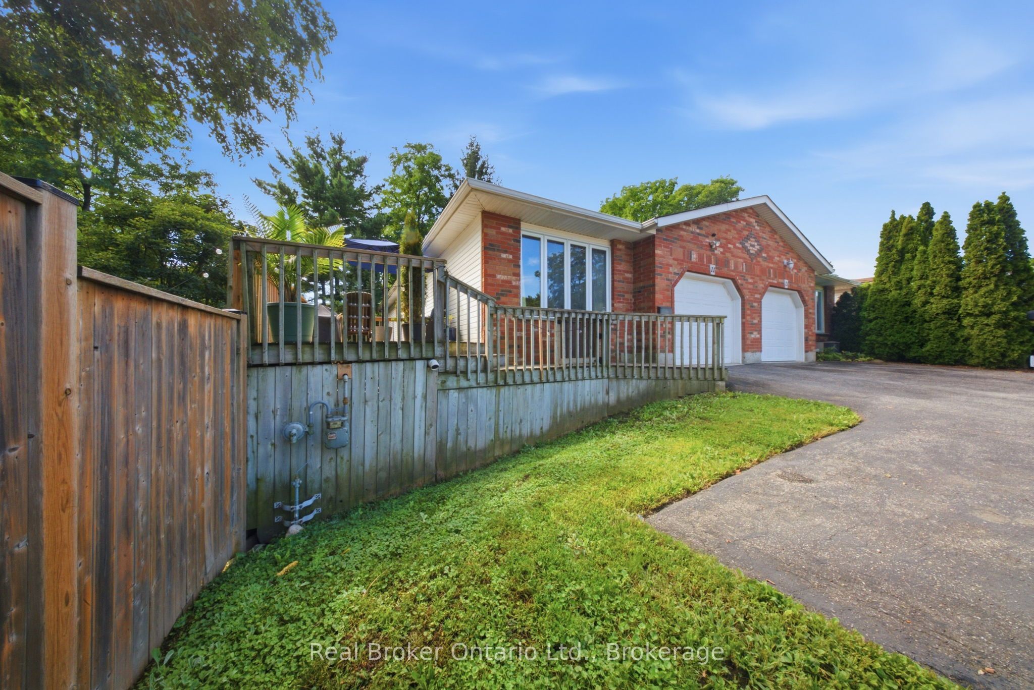 11 Dundas Street W Property Photo 1