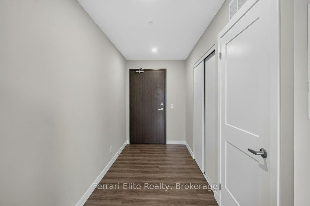 15 Queen Street S 1114 Property Photo 4
