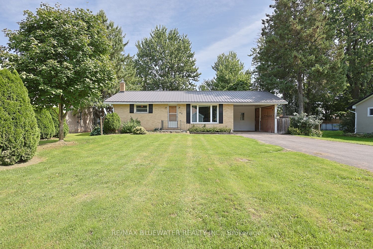 194 West Park Drive Property Photo 1
