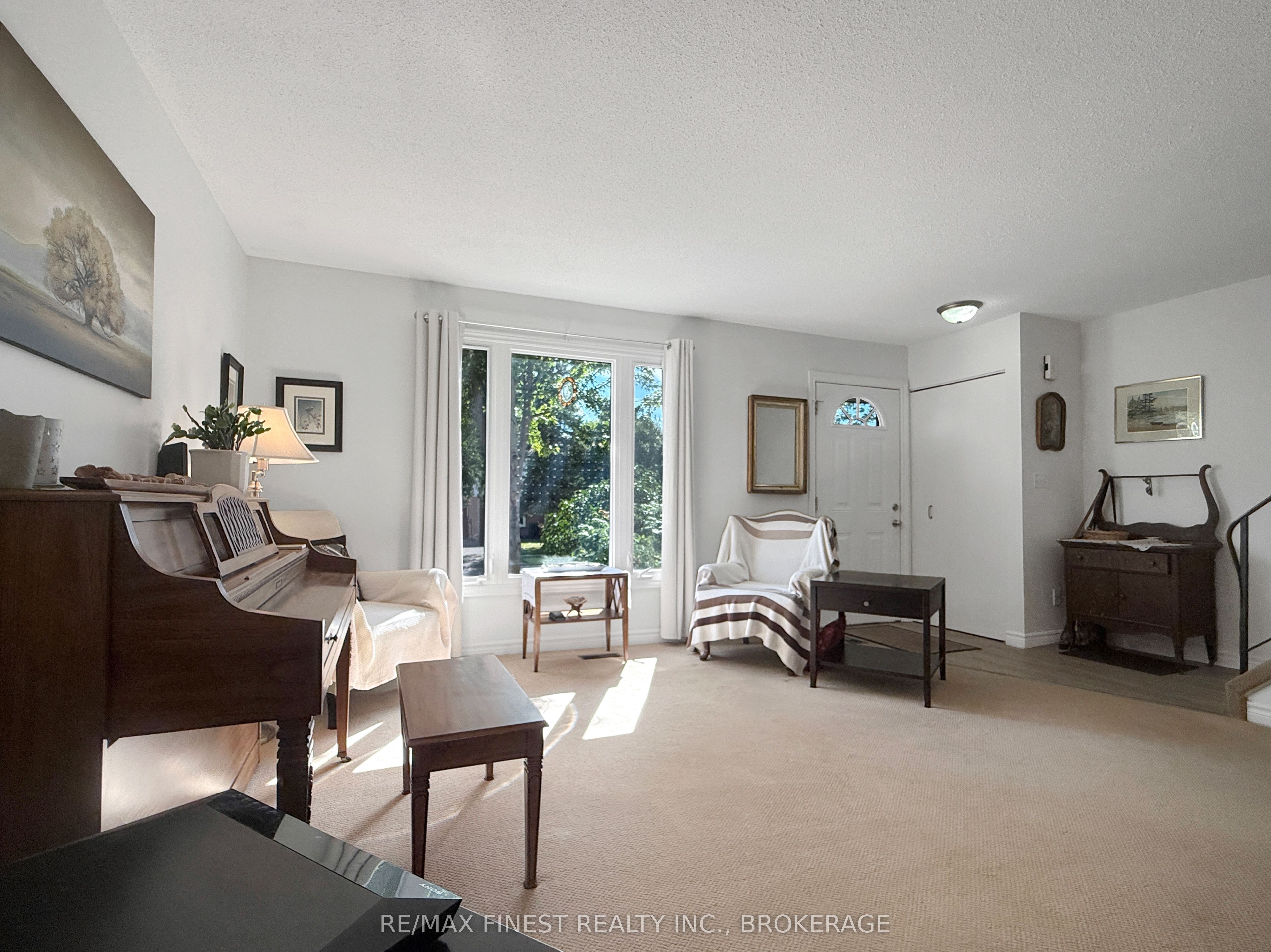 906 Purcell Crescent Property Photo 4