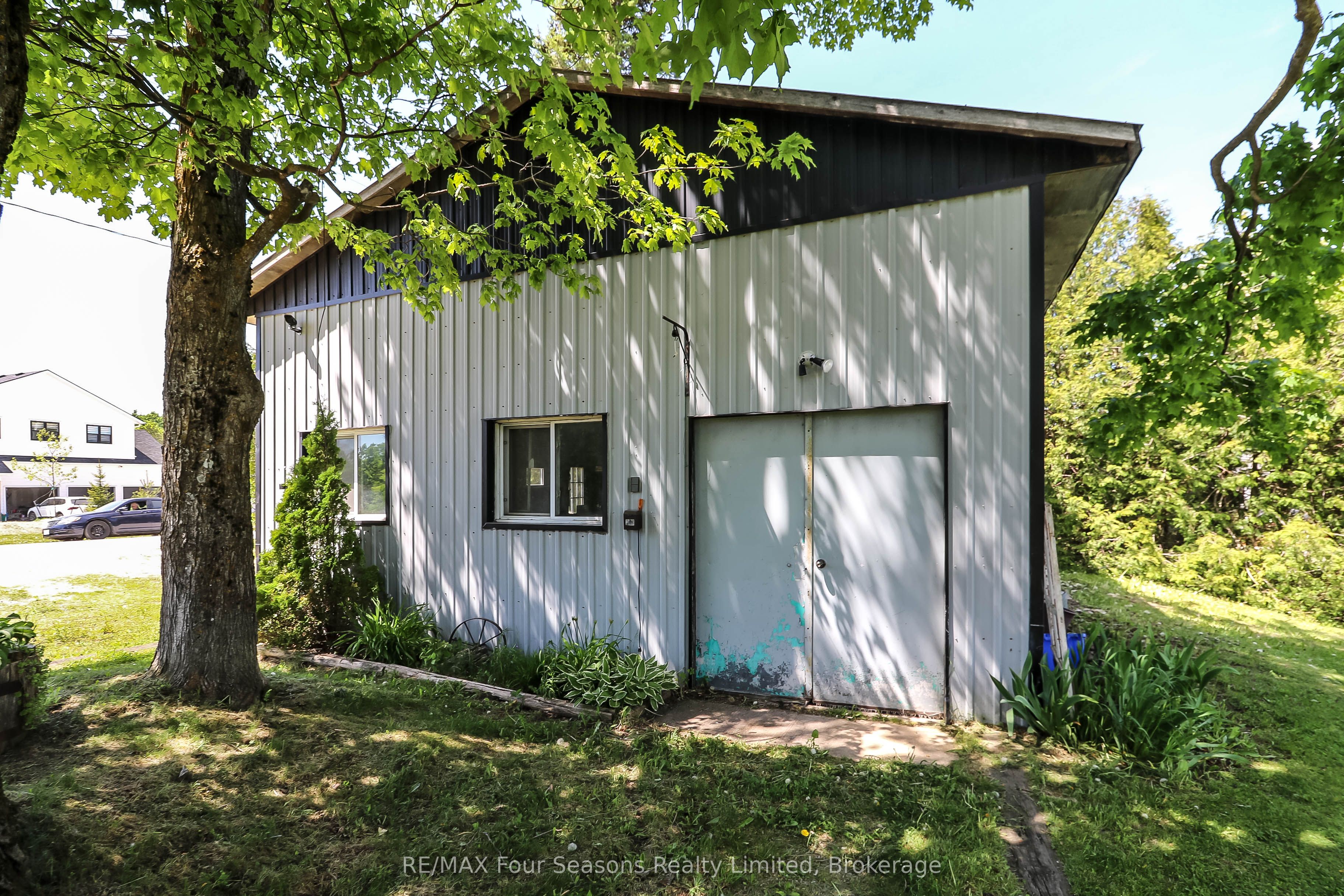 595365 4th Line Property Photo 6