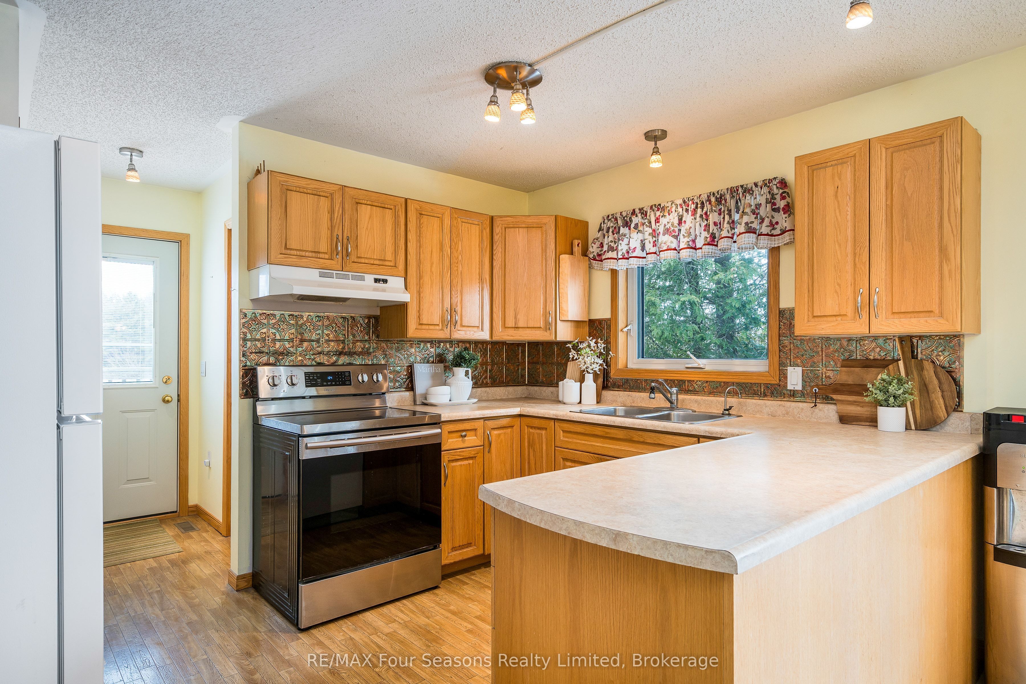 595365 4th Line Property Photo 11