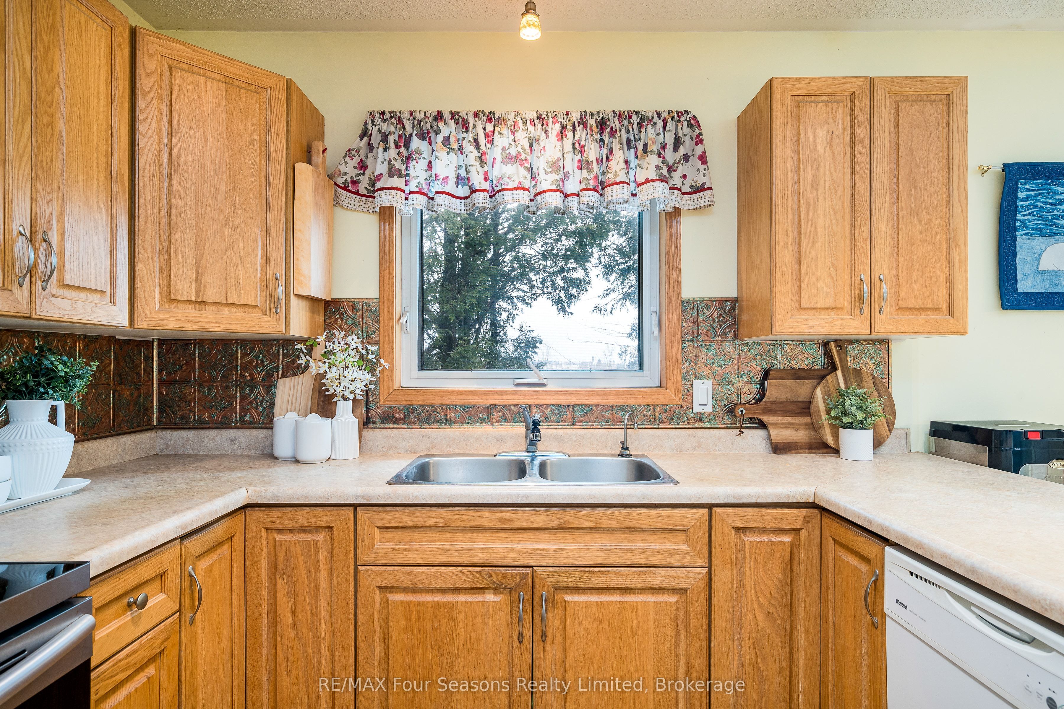 595365 4th Line Property Photo 12
