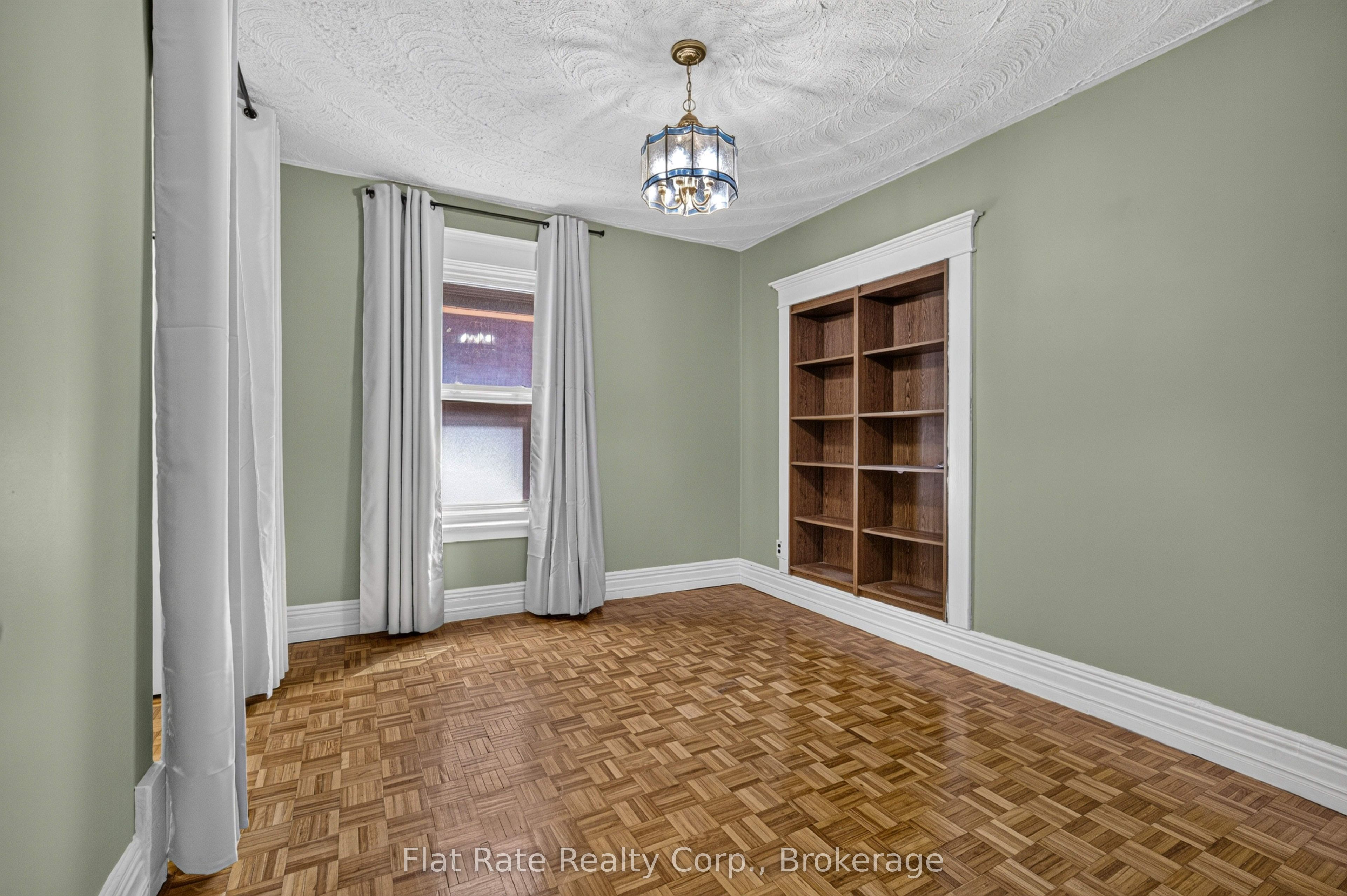 660 George Street N Property Photo 4