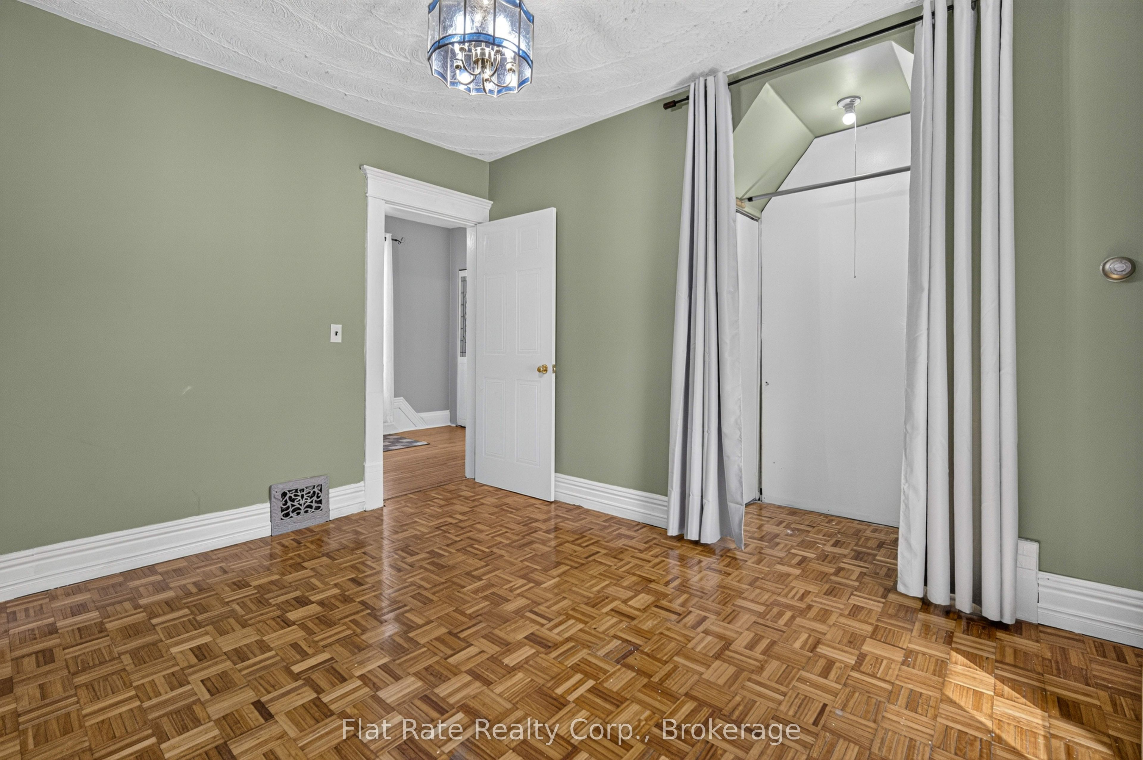 660 George Street N Property Photo 5