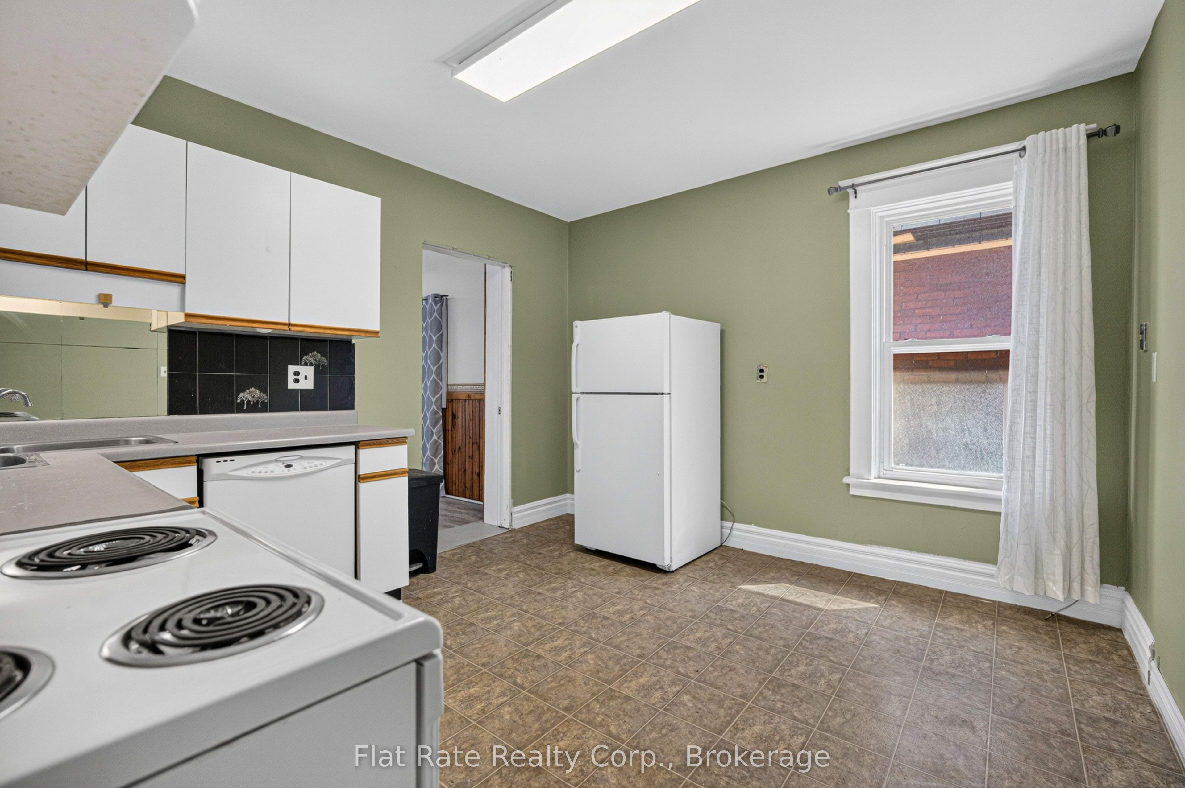 660 George Street N Property Photo 7