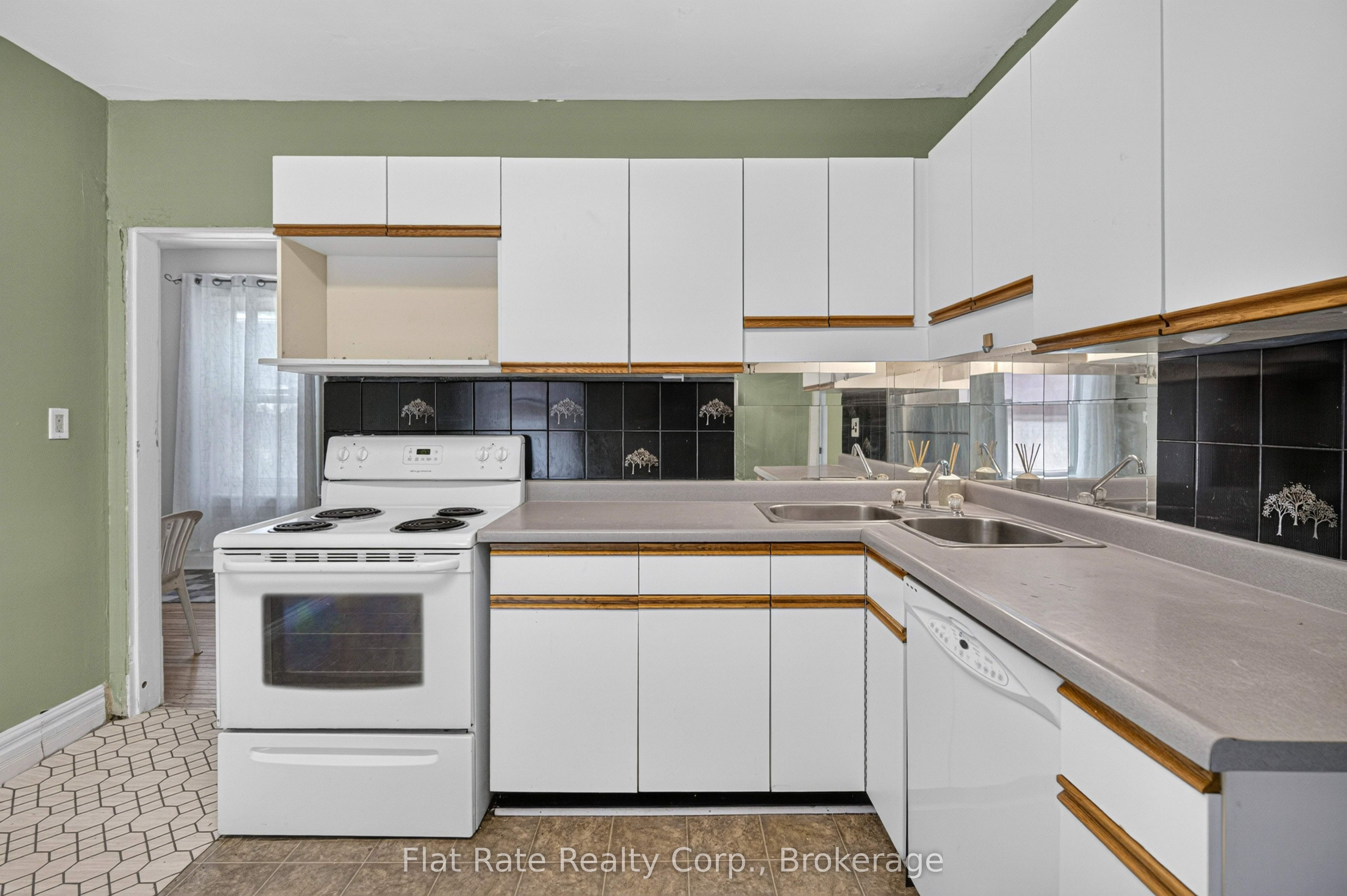 660 George Street N Property Photo 8