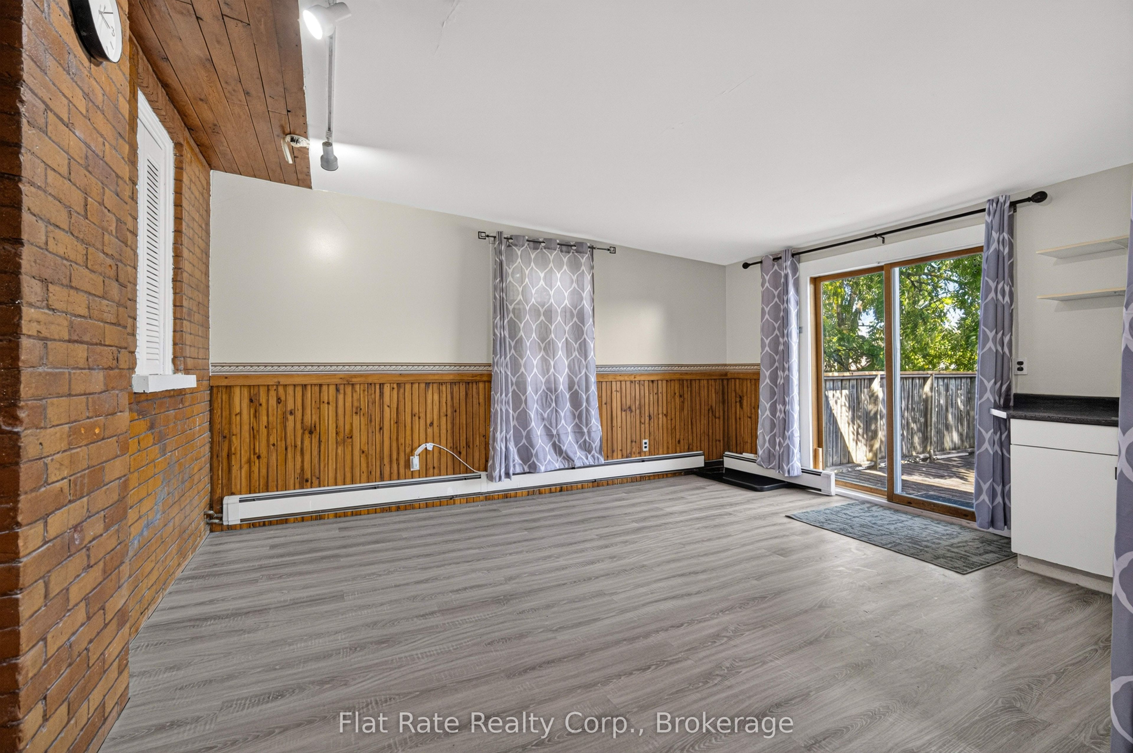 660 George Street N Property Photo 10
