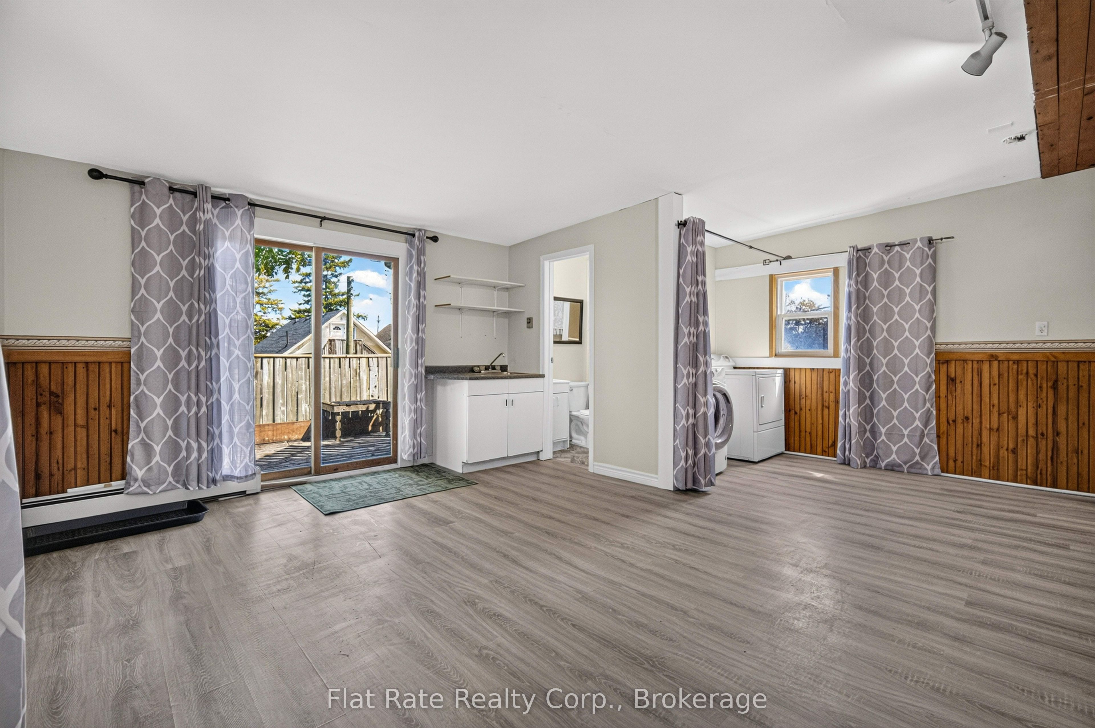 660 George Street N Property Photo 11