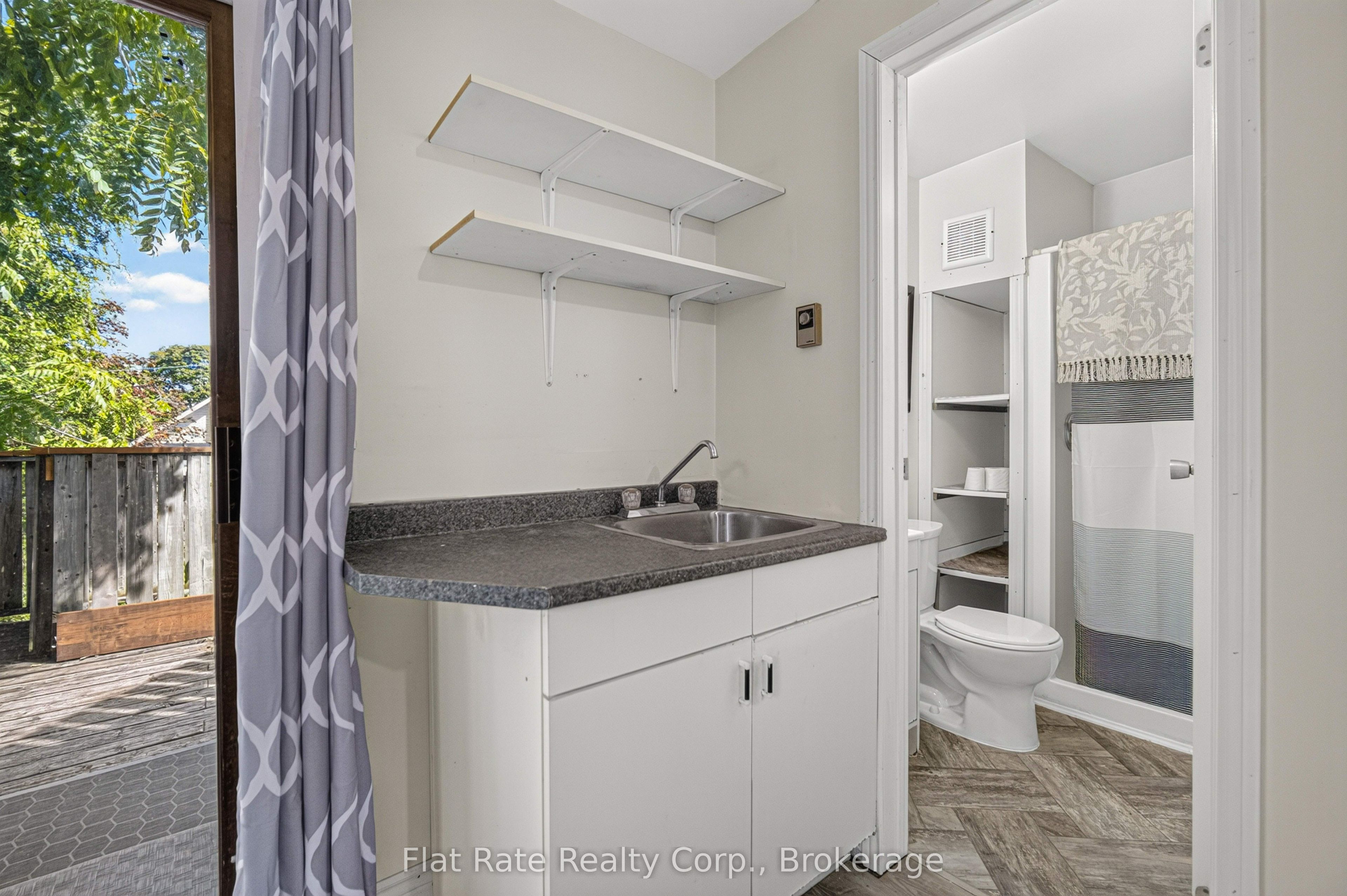 660 George Street N Property Photo 12