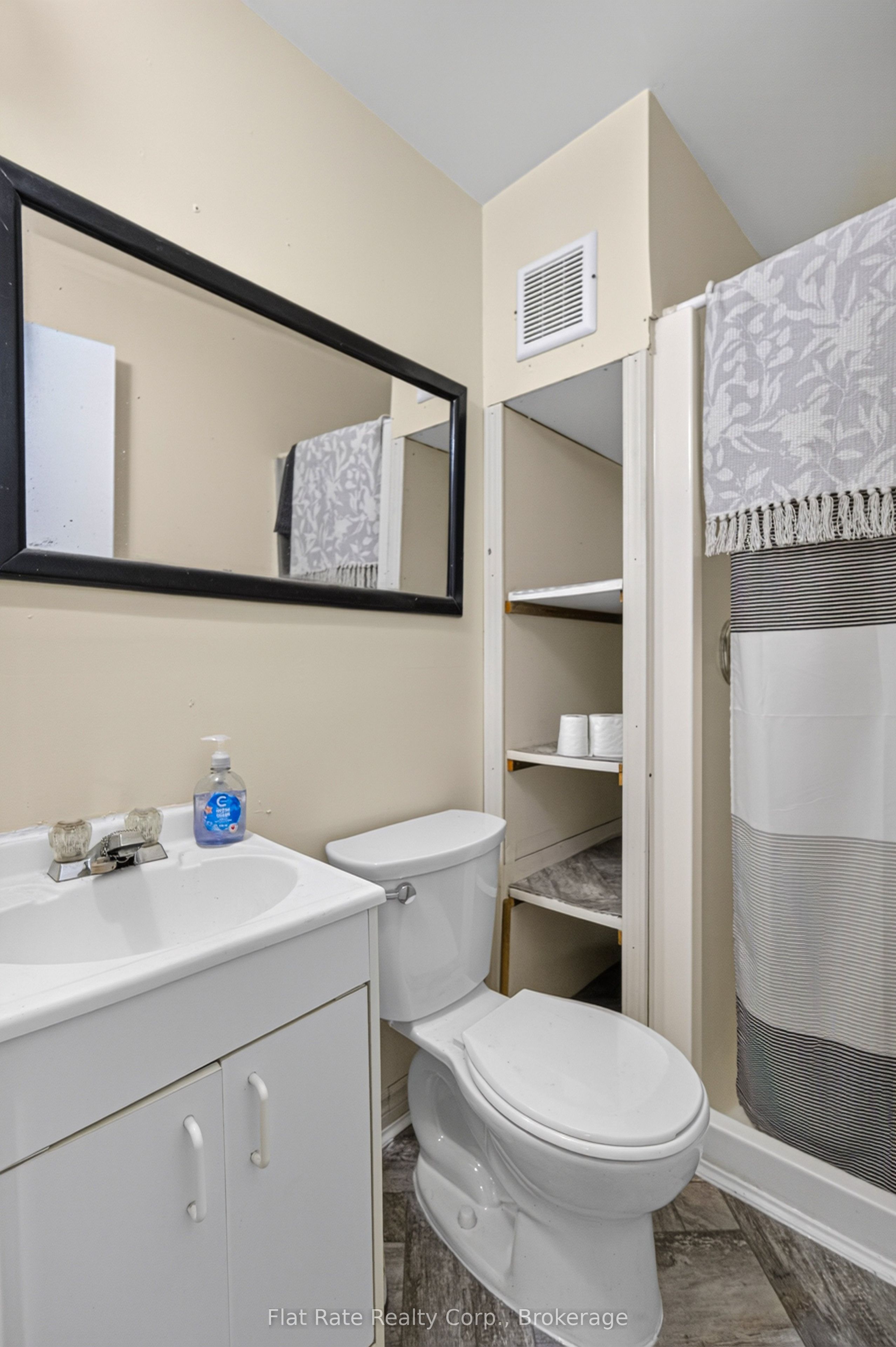 660 George Street N Property Photo 14