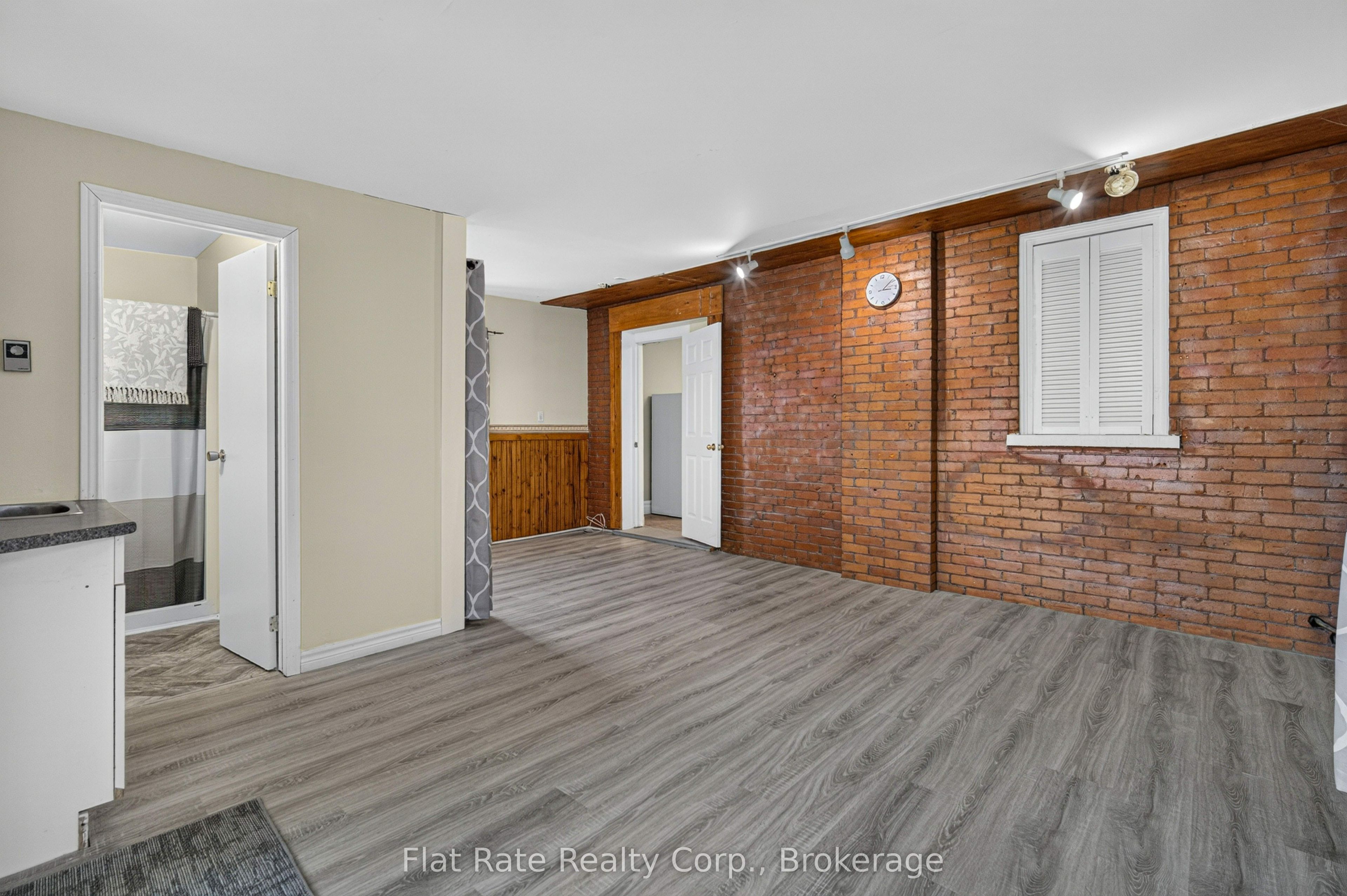 660 George Street N Property Photo 16