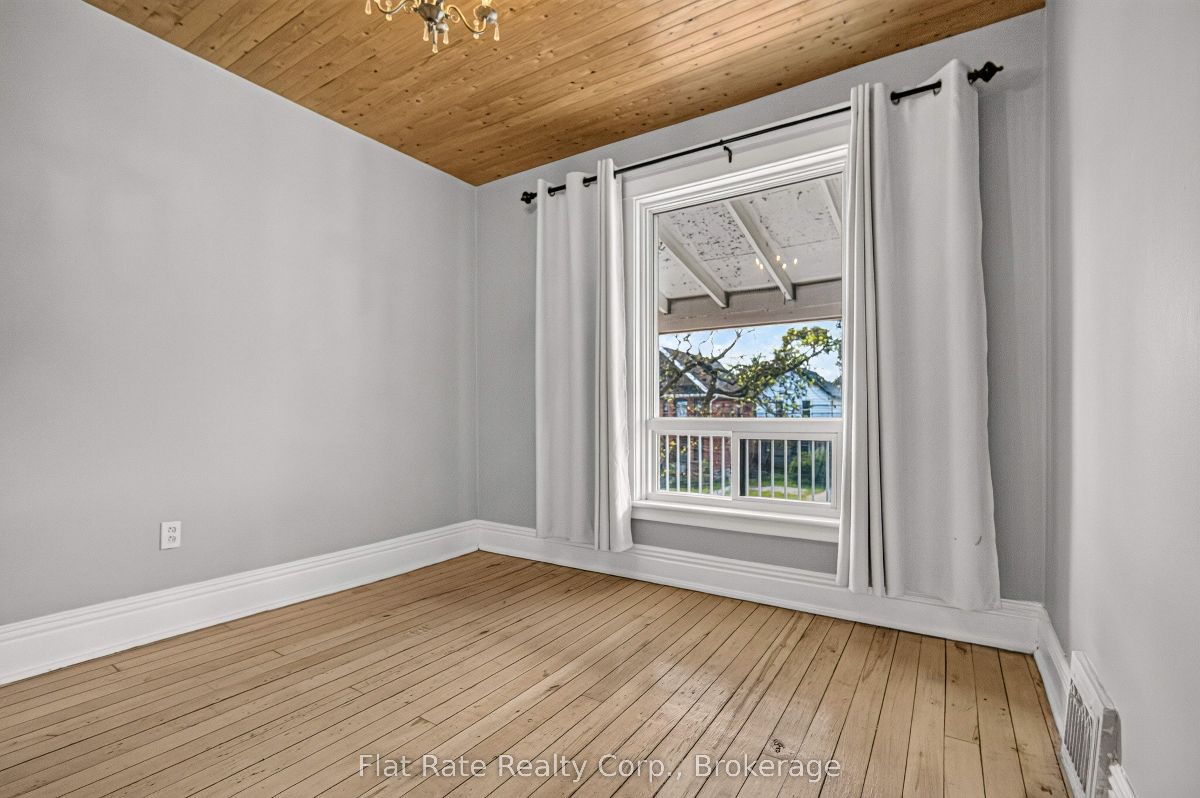 660 George Street N Property Photo 19