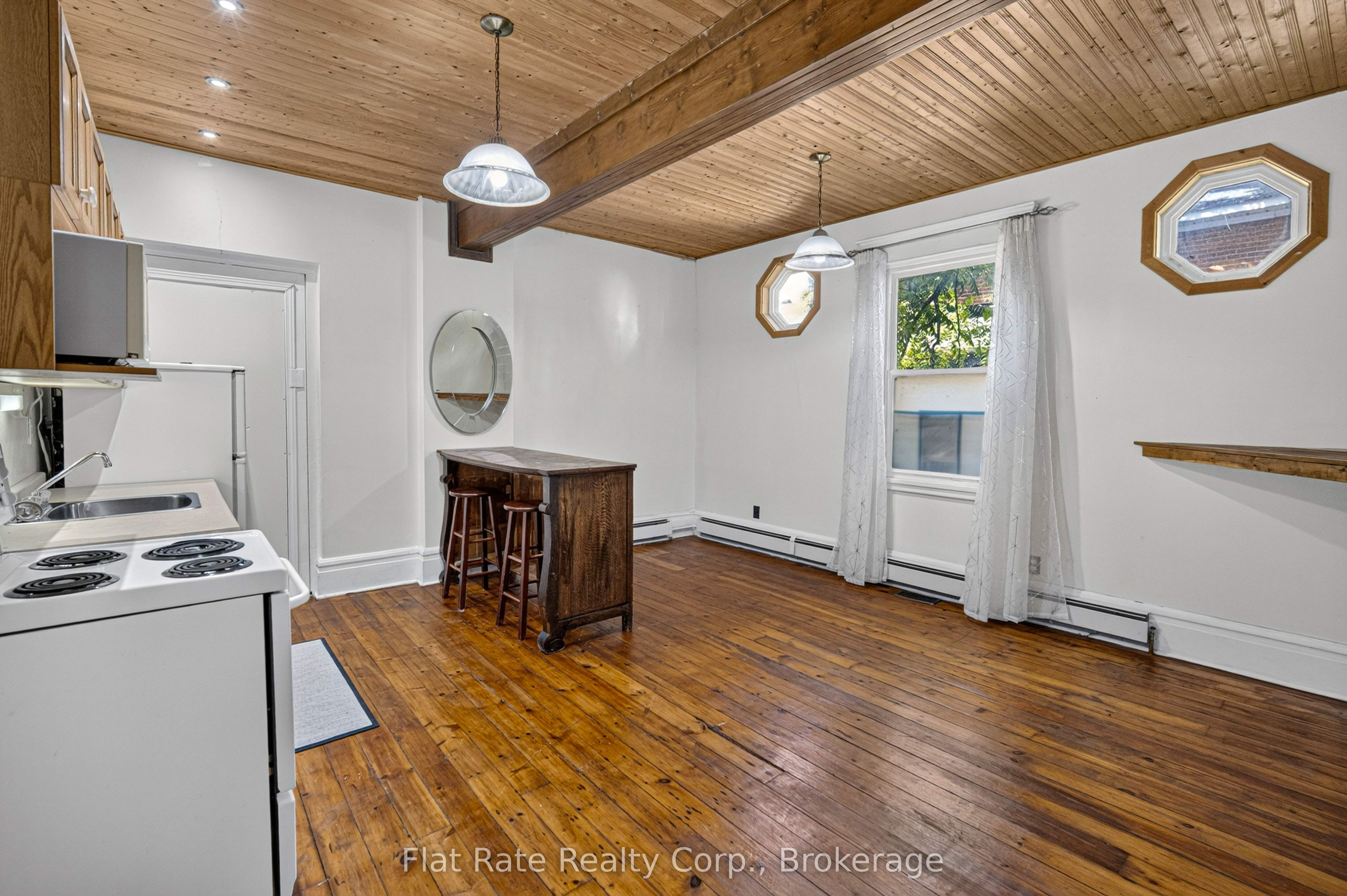 660 George Street N Property Photo 25