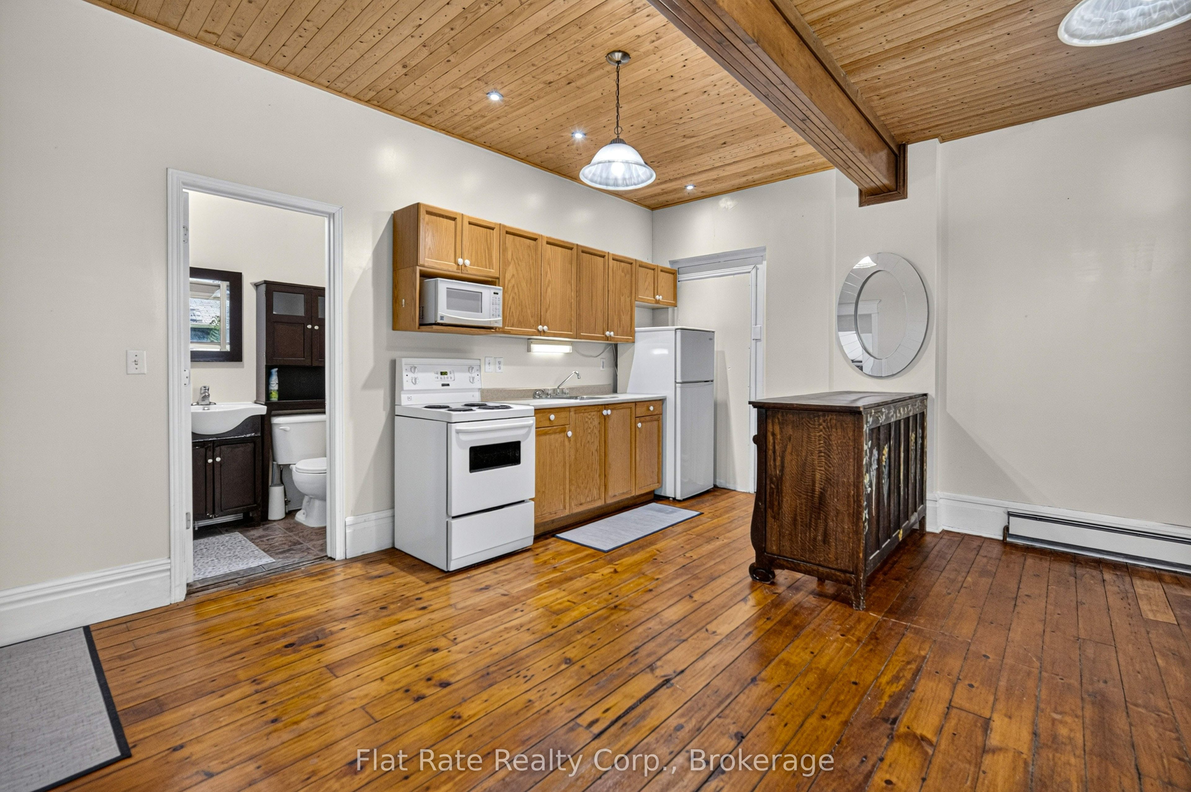 660 George Street N Property Photo 26
