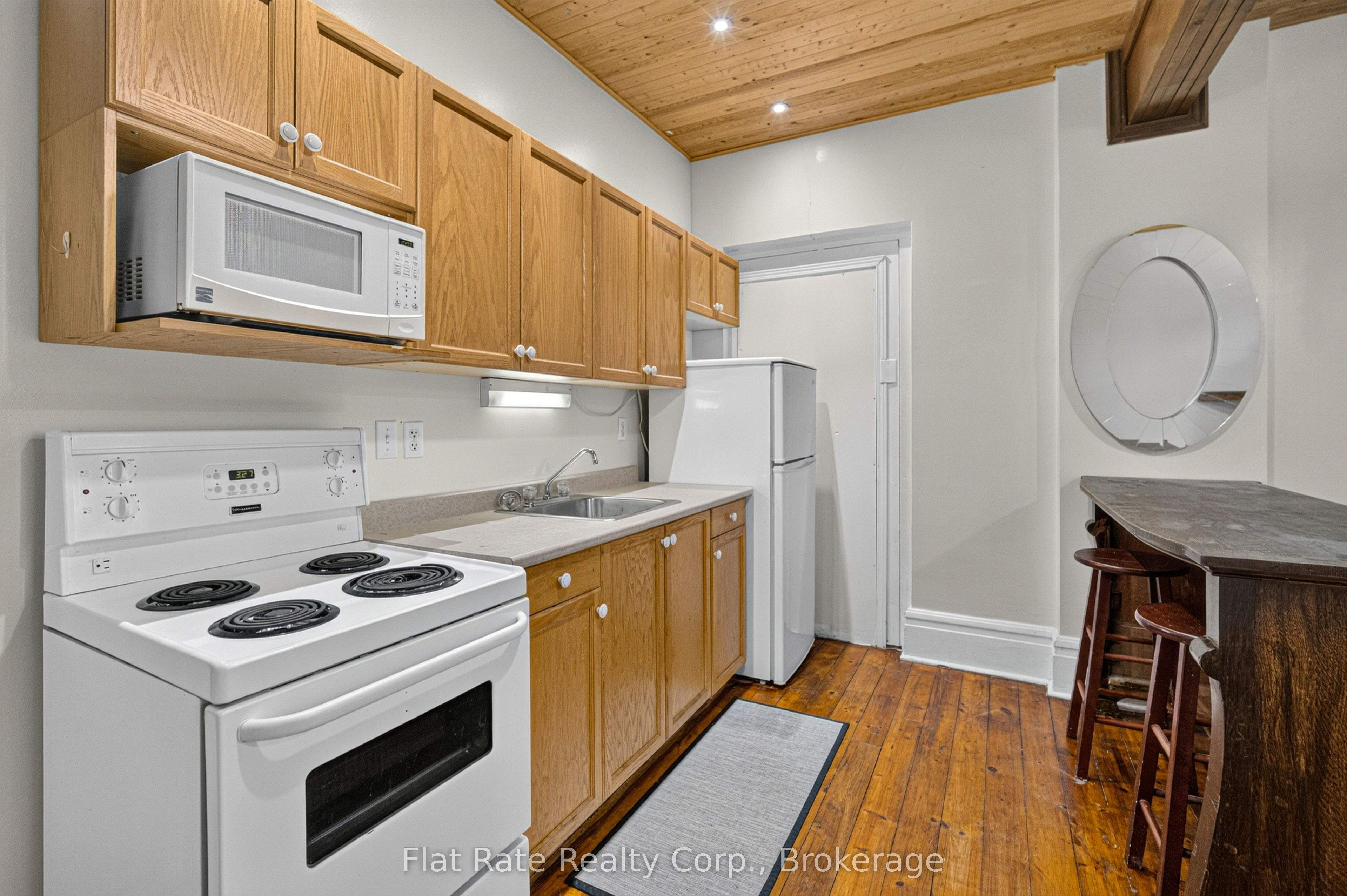 660 George Street N Property Photo 27