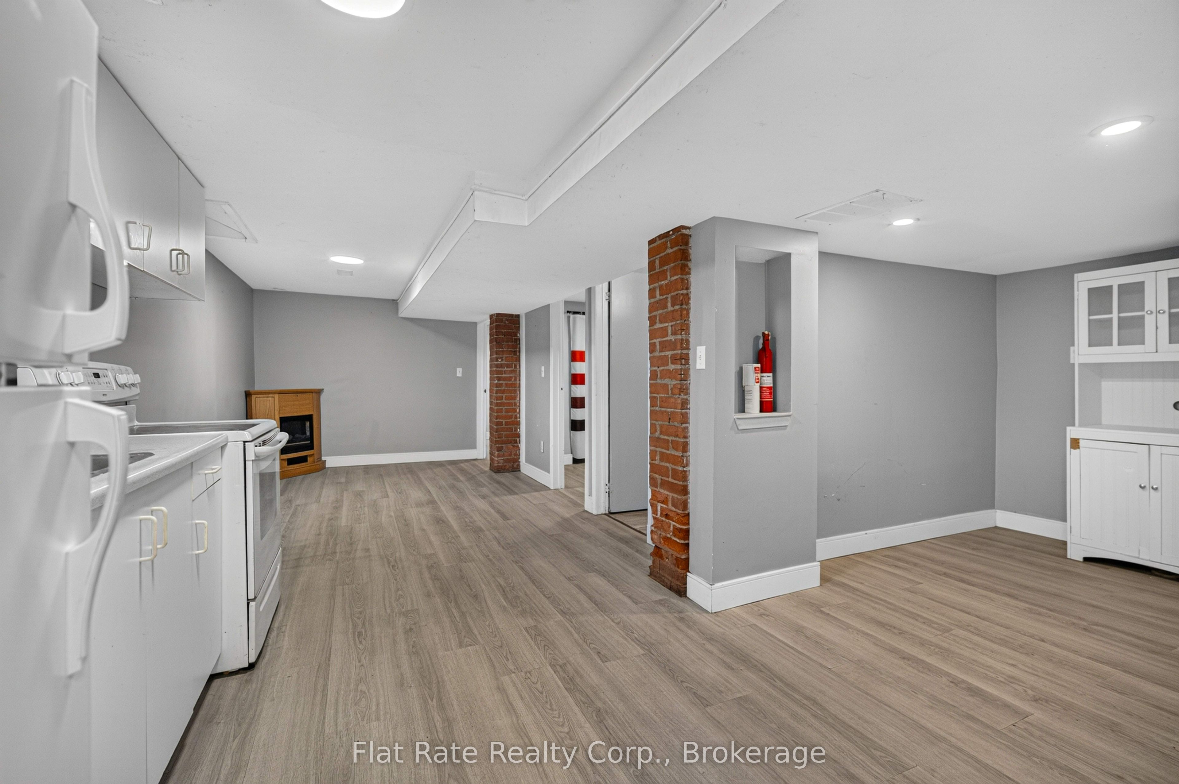 660 George Street N Property Photo 30
