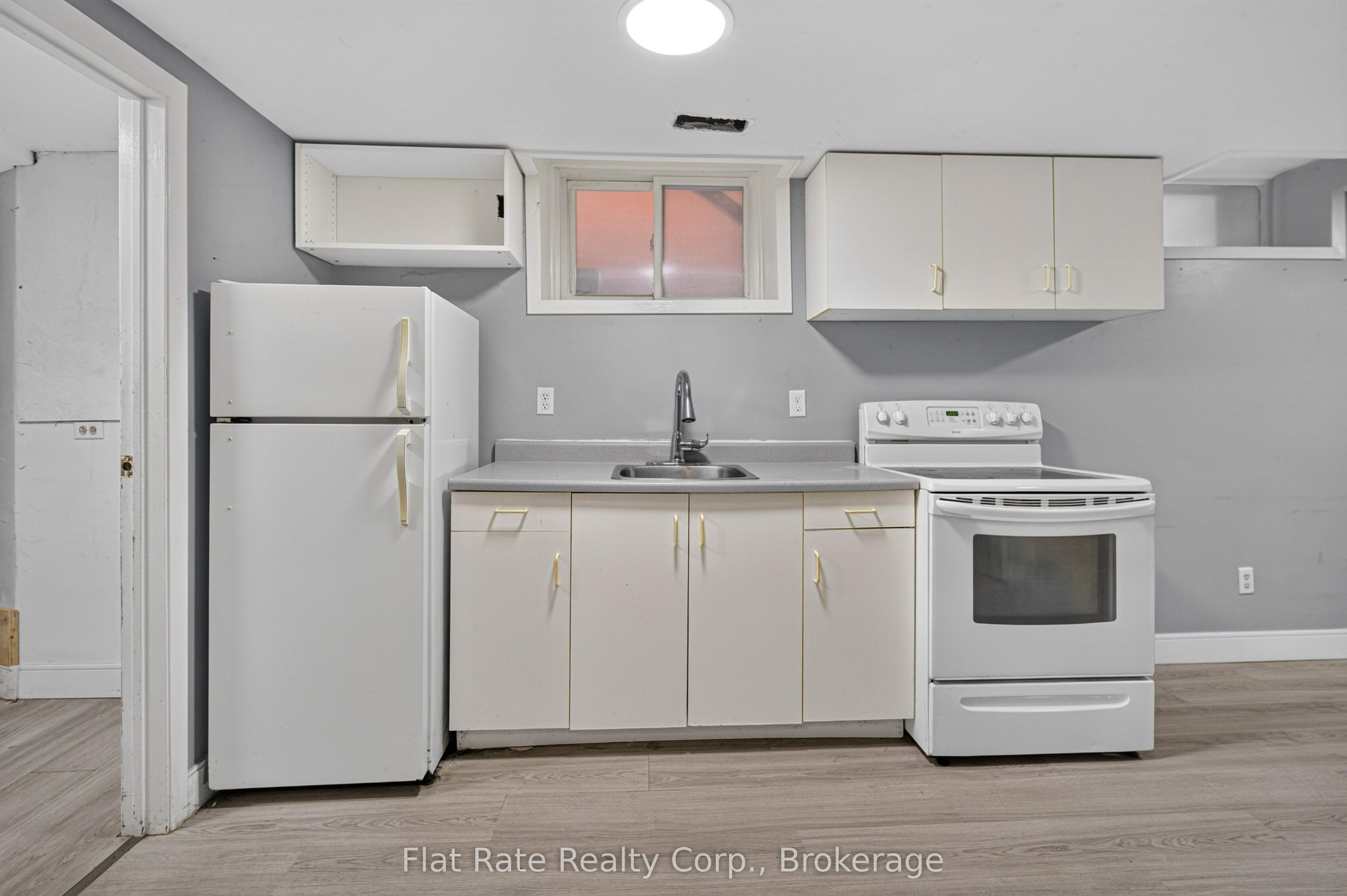 660 George Street N Property Photo 31