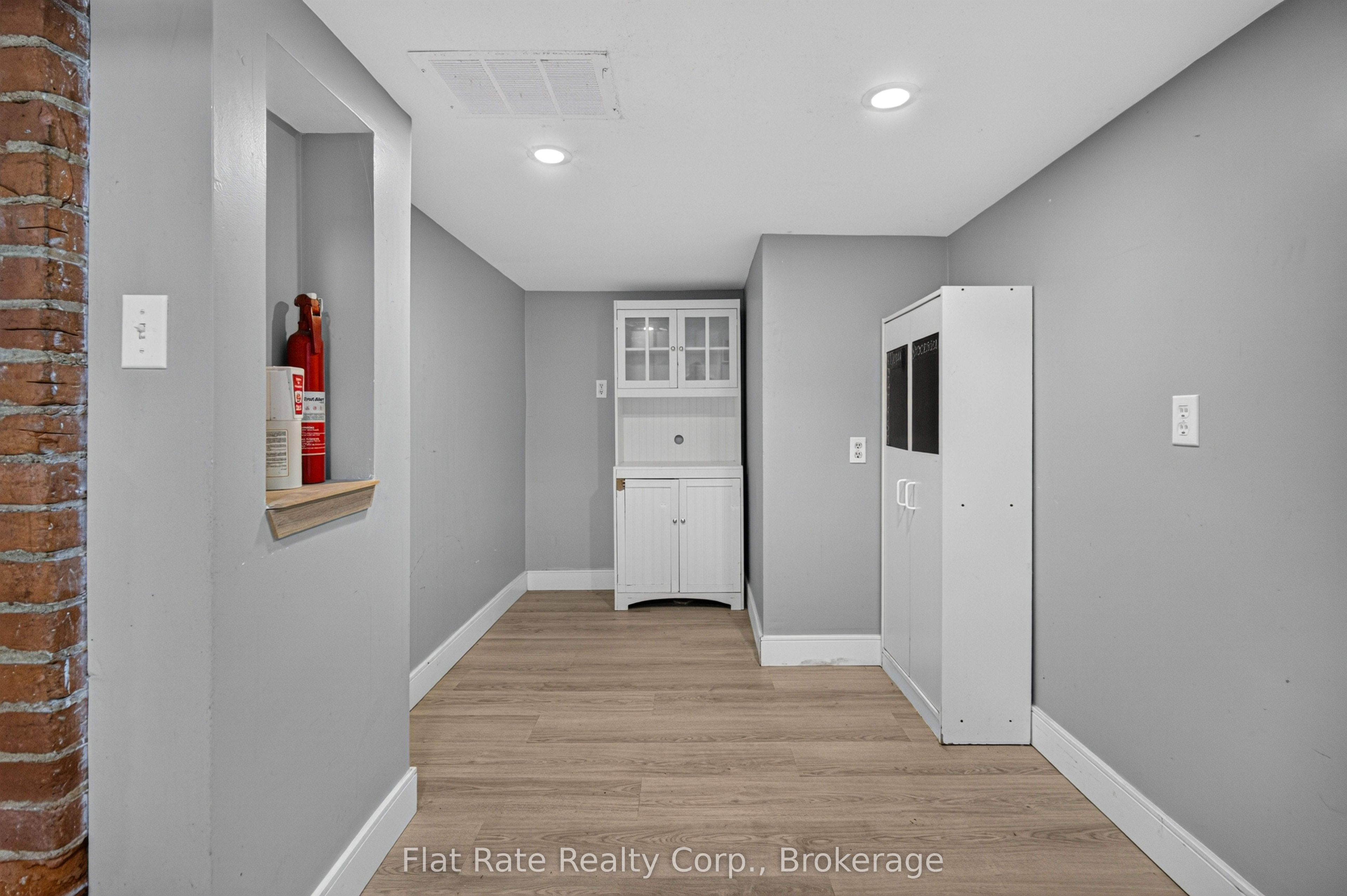660 George Street N Property Photo 32