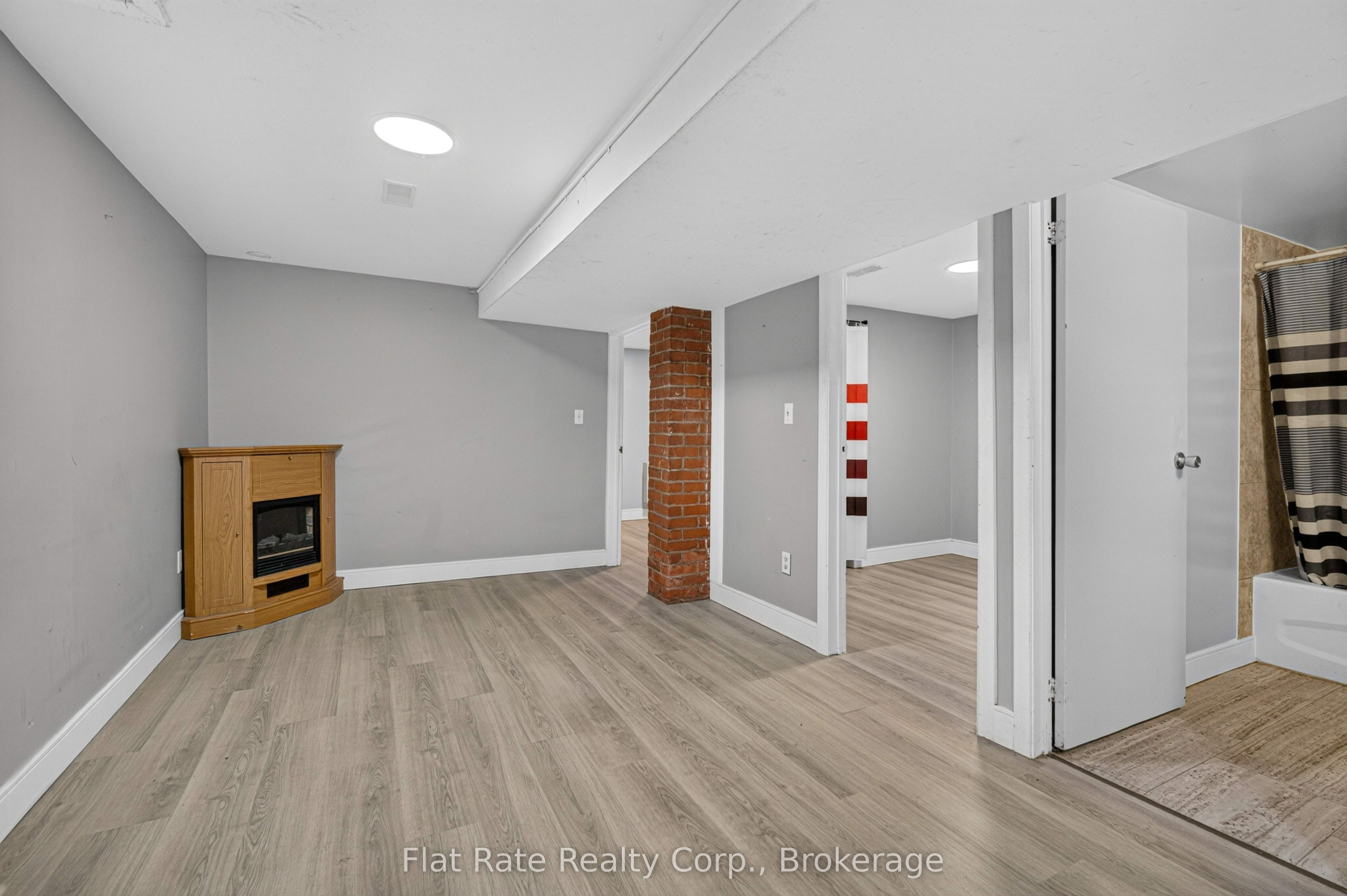 660 George Street N Property Photo 33