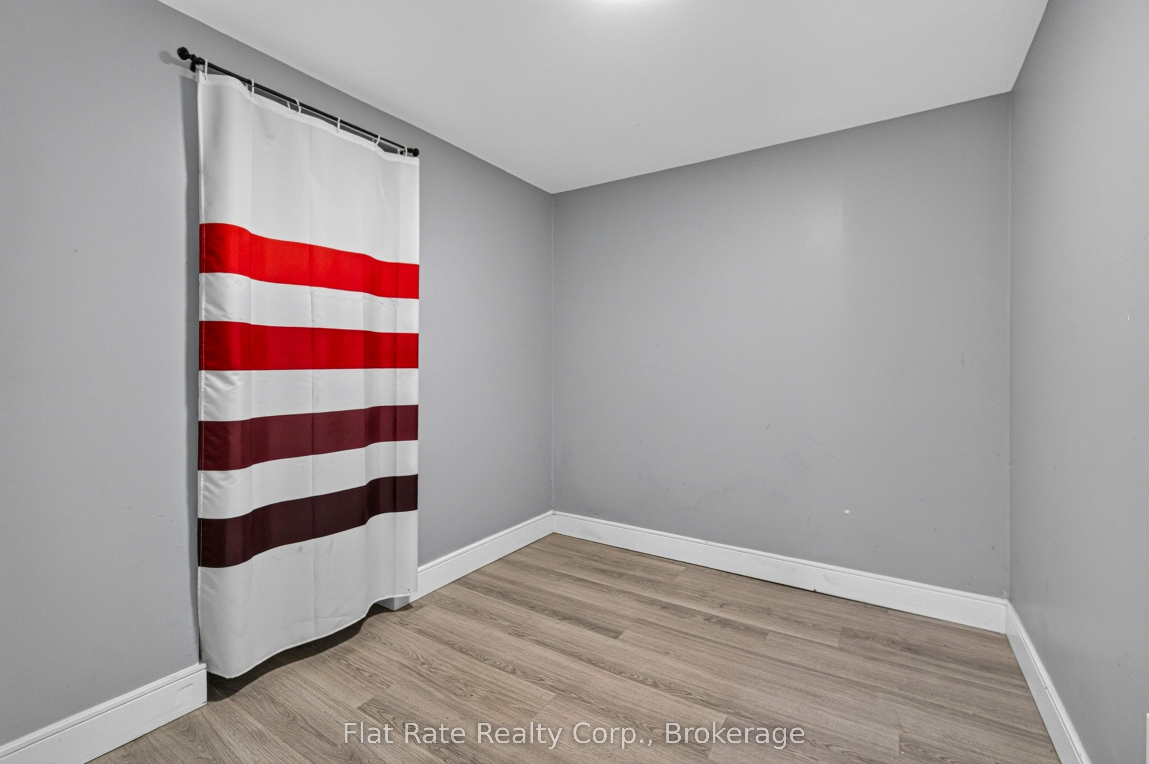 660 George Street N Property Photo 35
