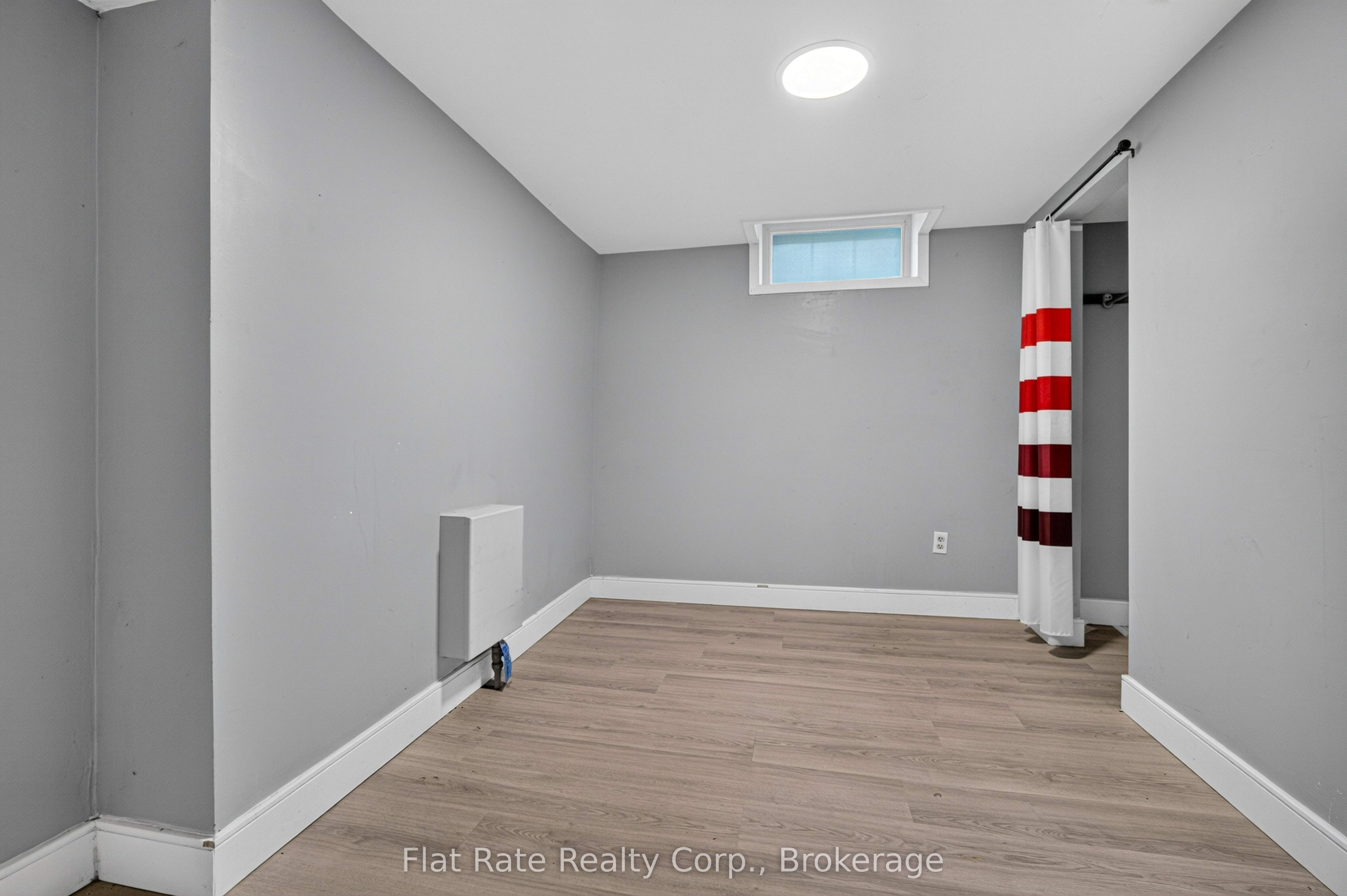 660 George Street N Property Photo 37