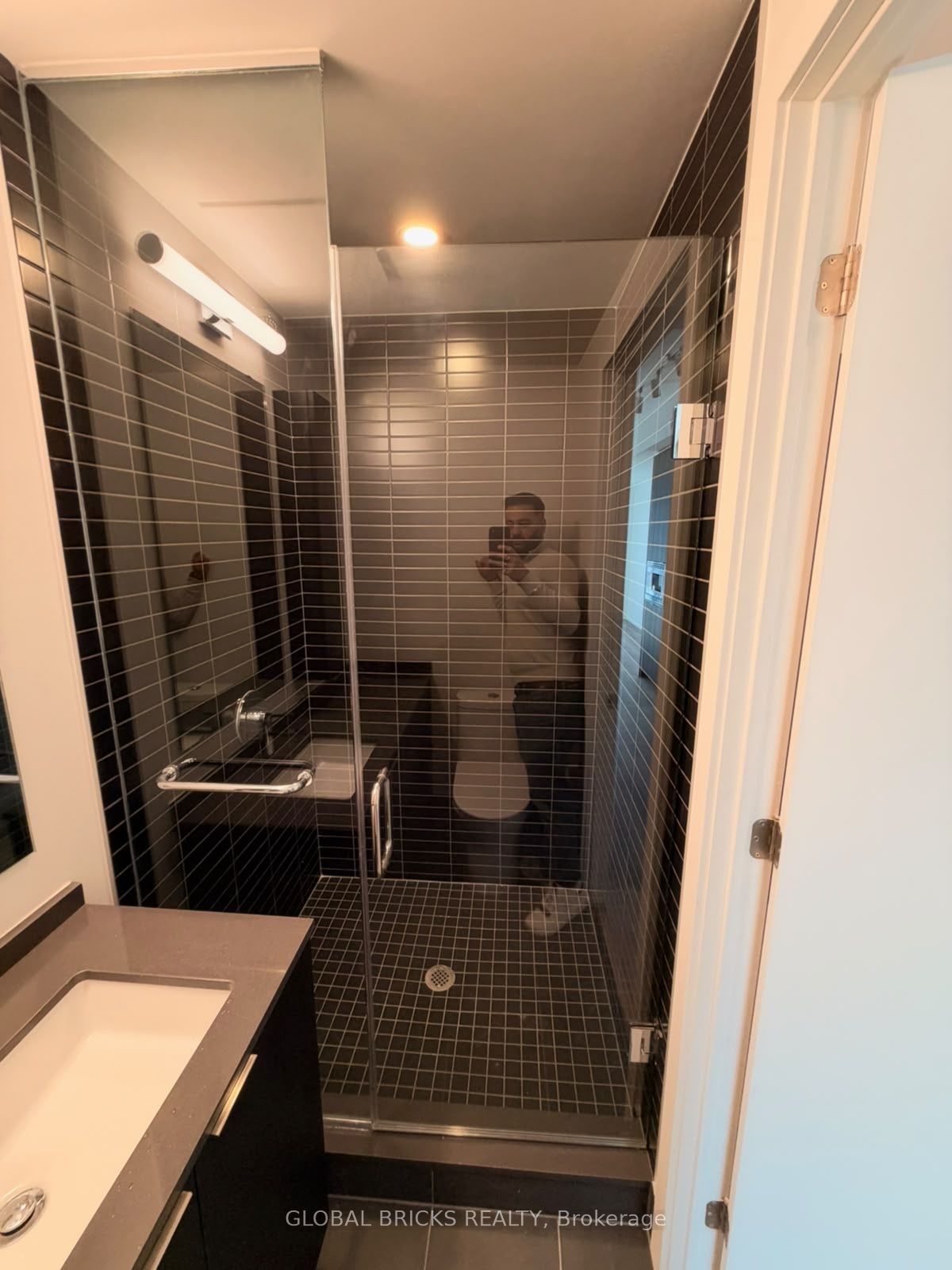 91 John Street N 403 Property Photo 3