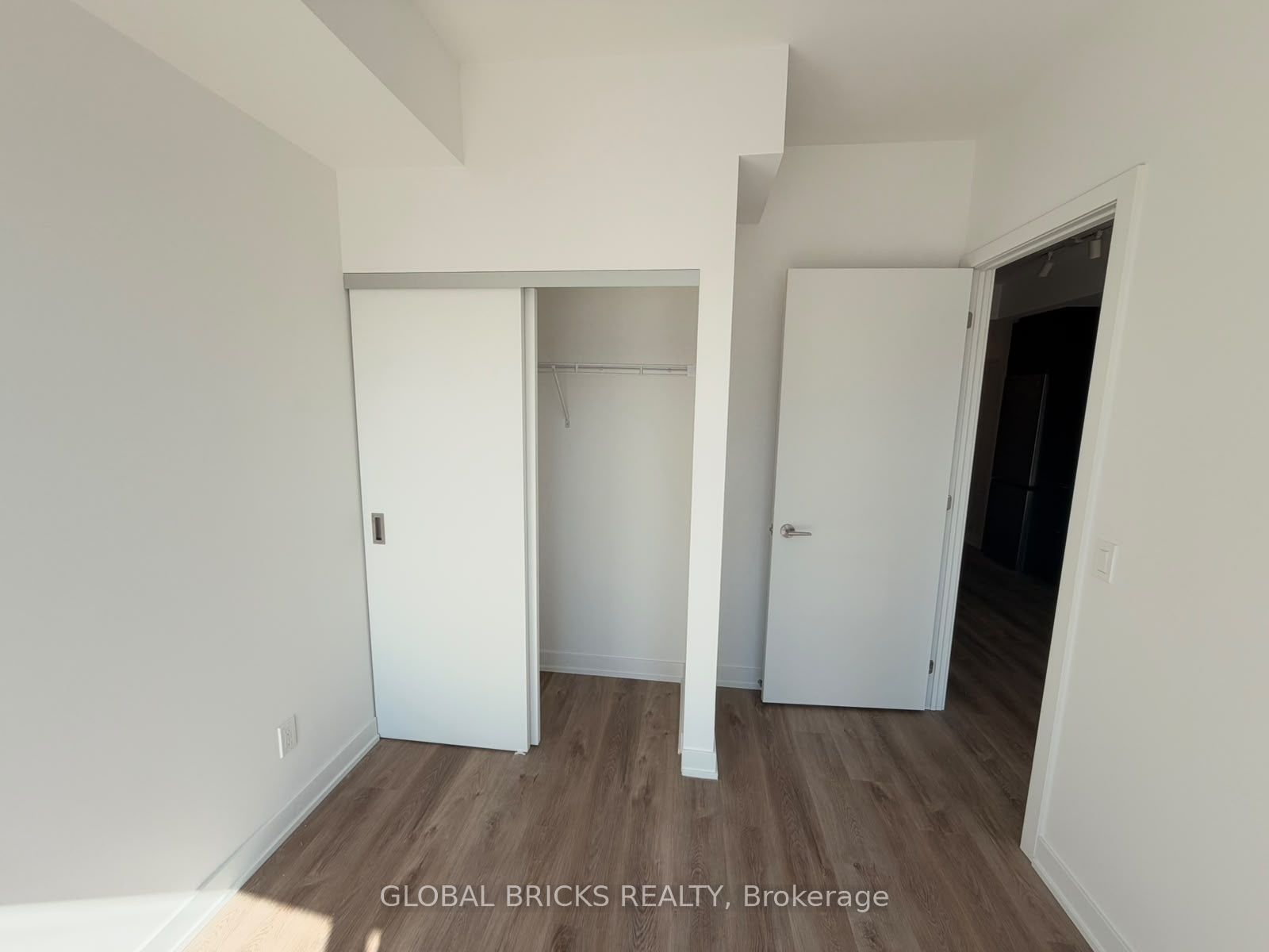 91 John Street N 403 Property Photo 5