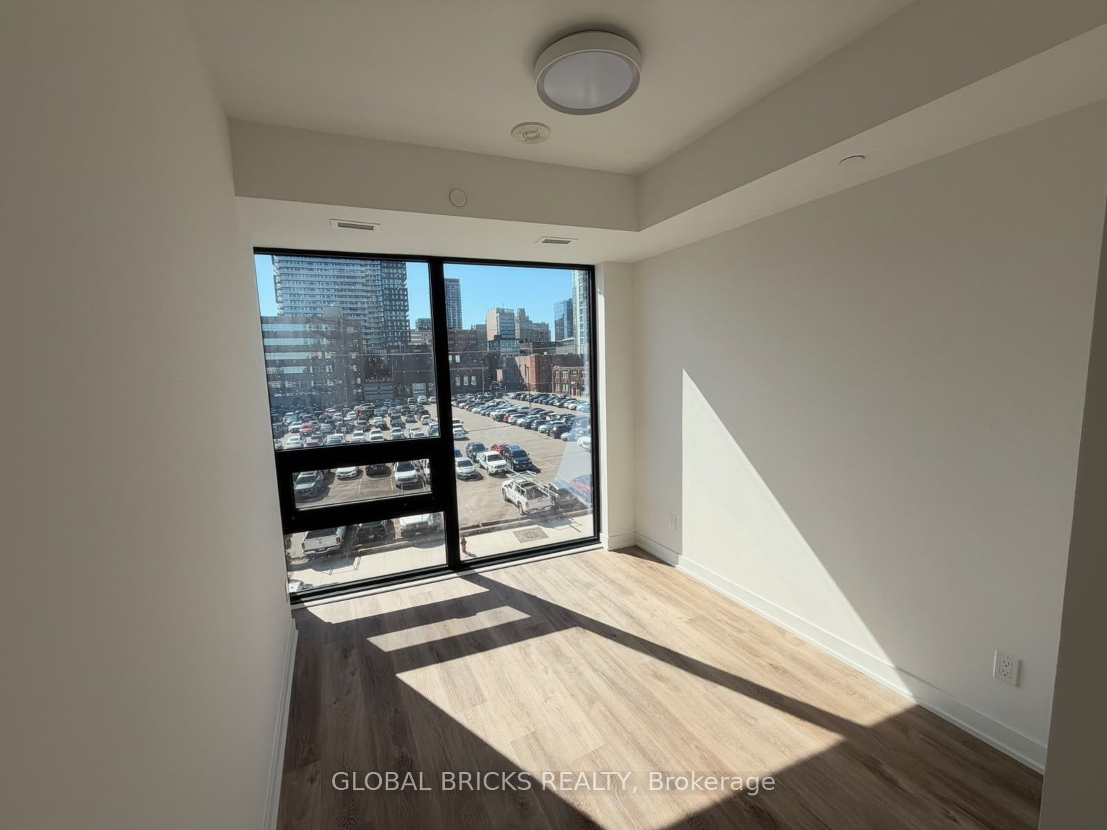 91 John Street N 403 Property Photo 7