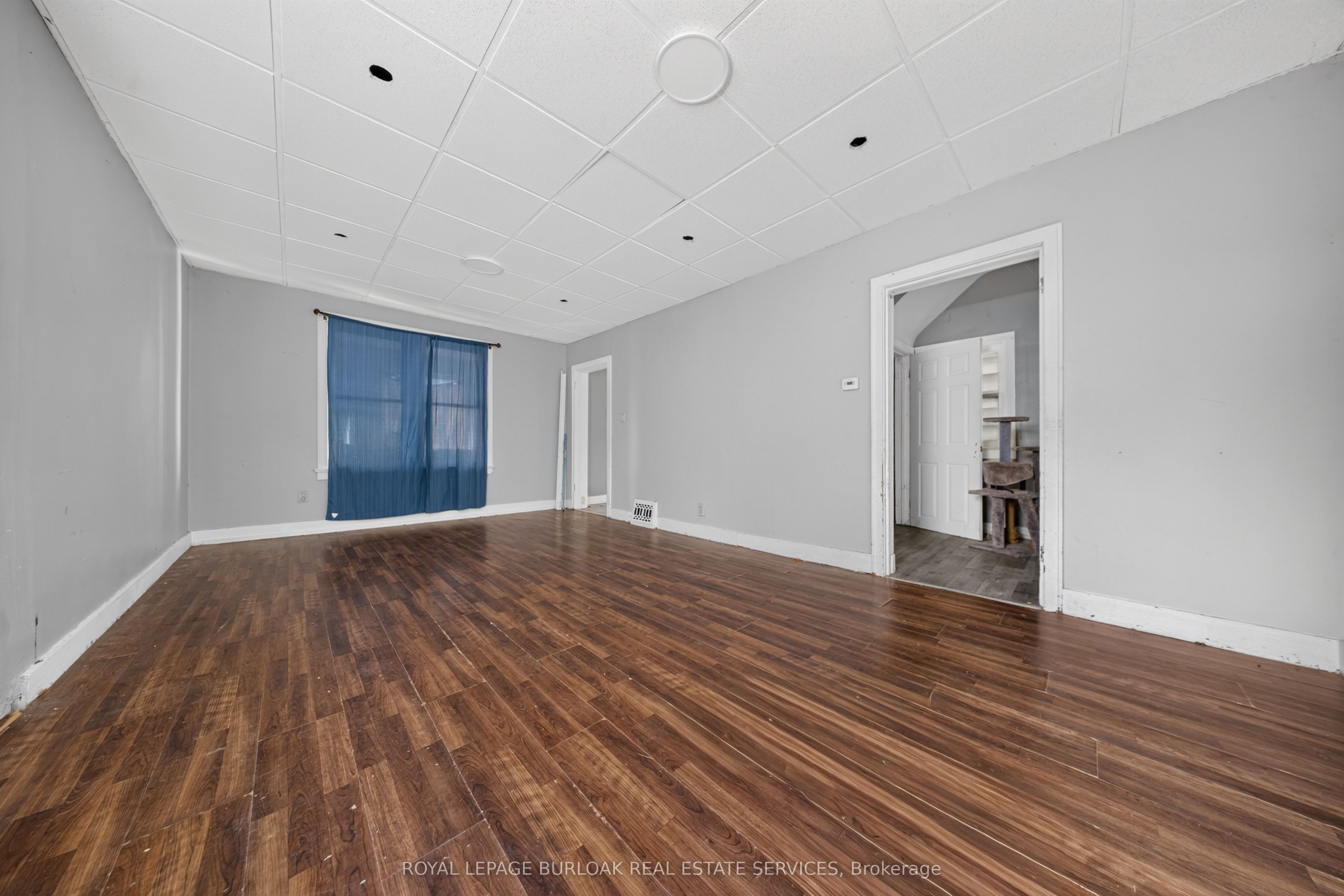 678 Albert Street W Property Photo 4